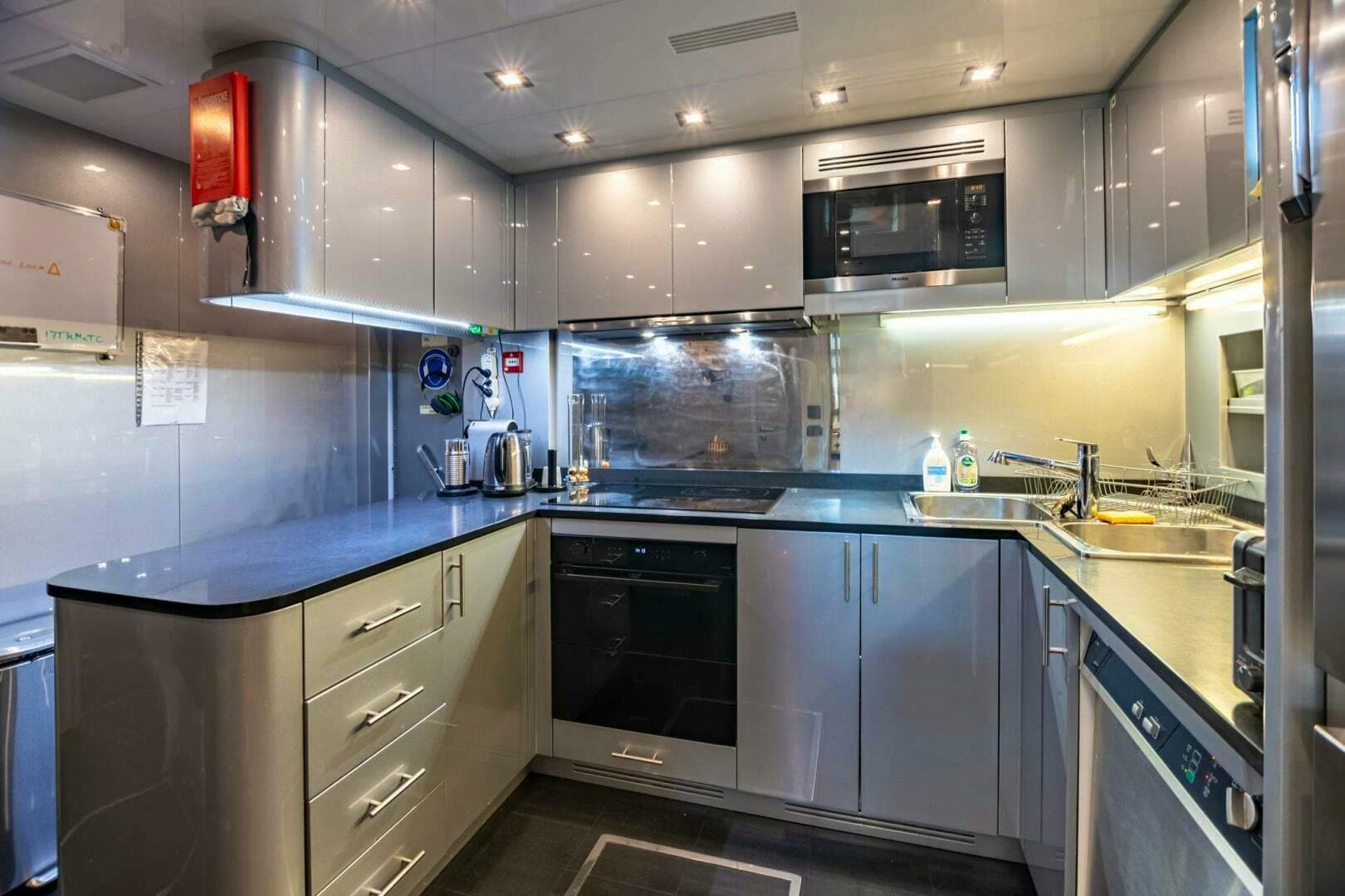 2013 Overmarine Mangusta 108