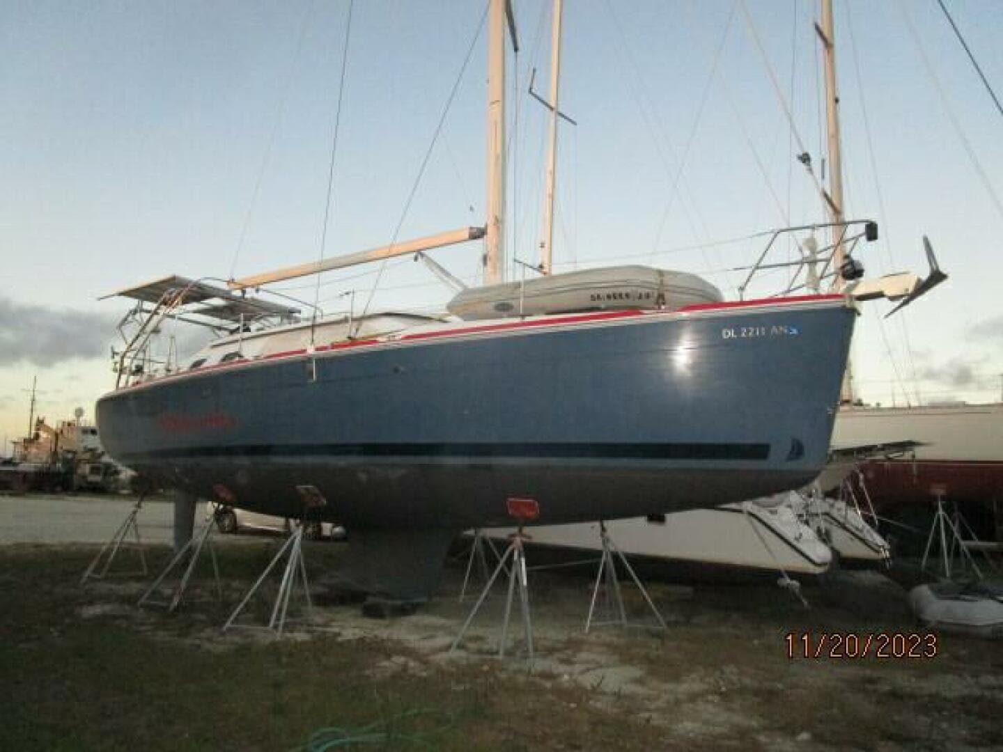 41' Hunter starboard forward profile2