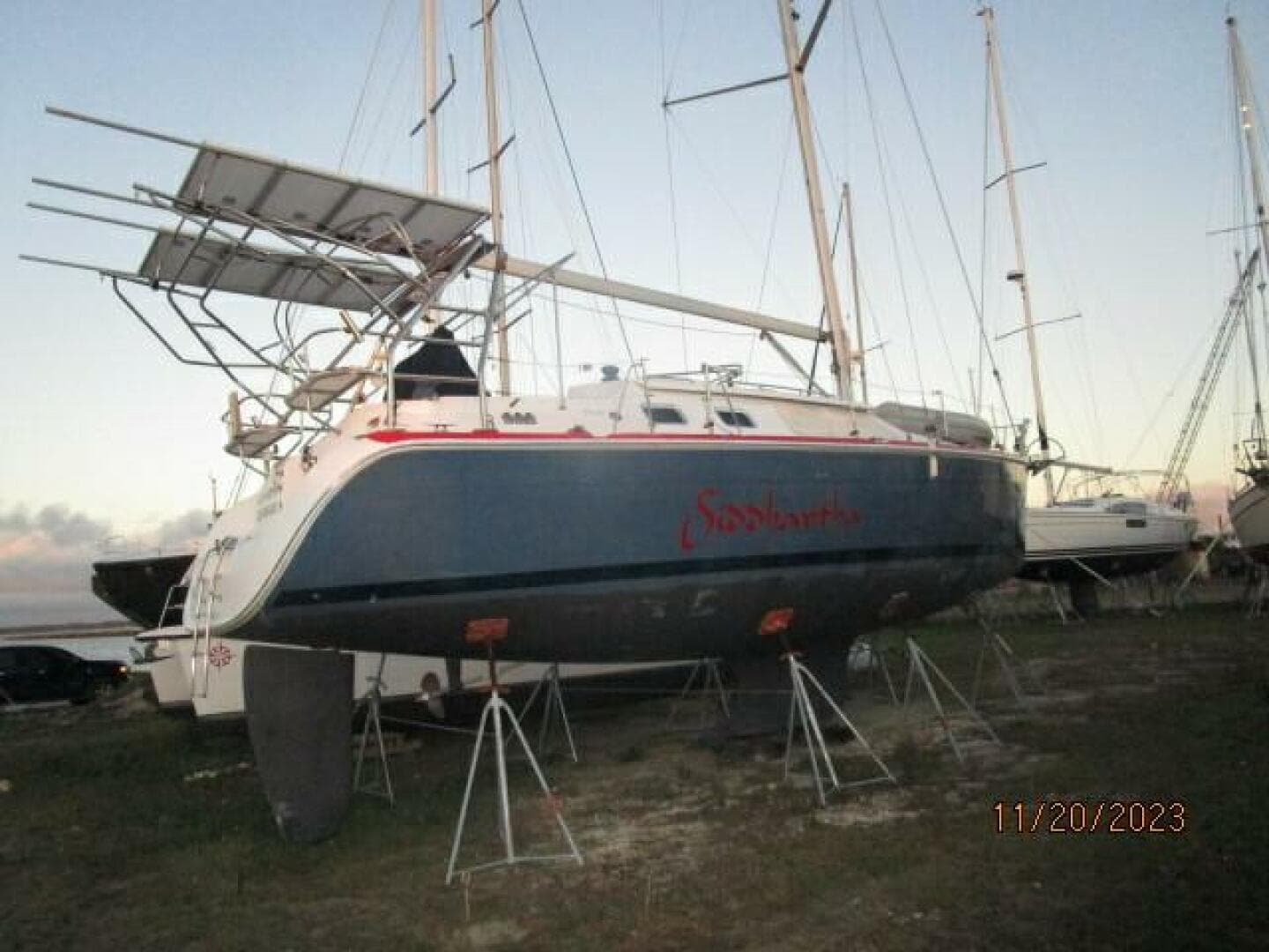 41' Hunter starboard aft profile