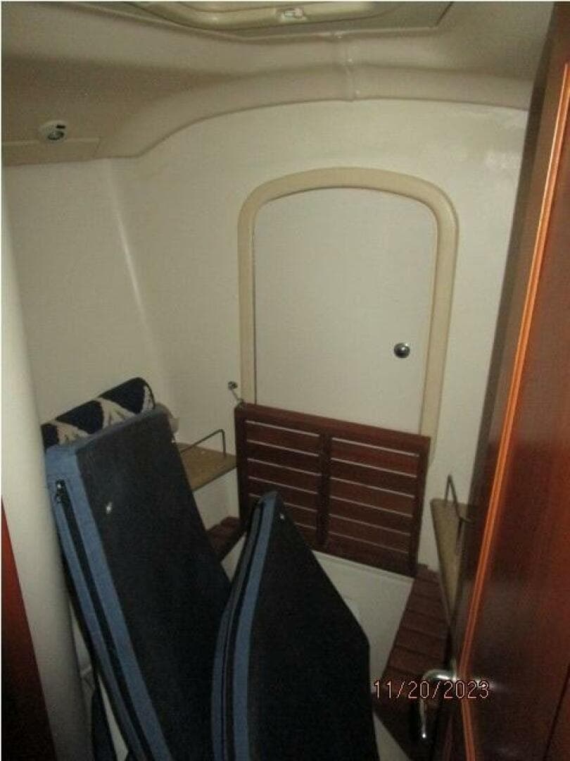 41' Hunter guest stateroom head