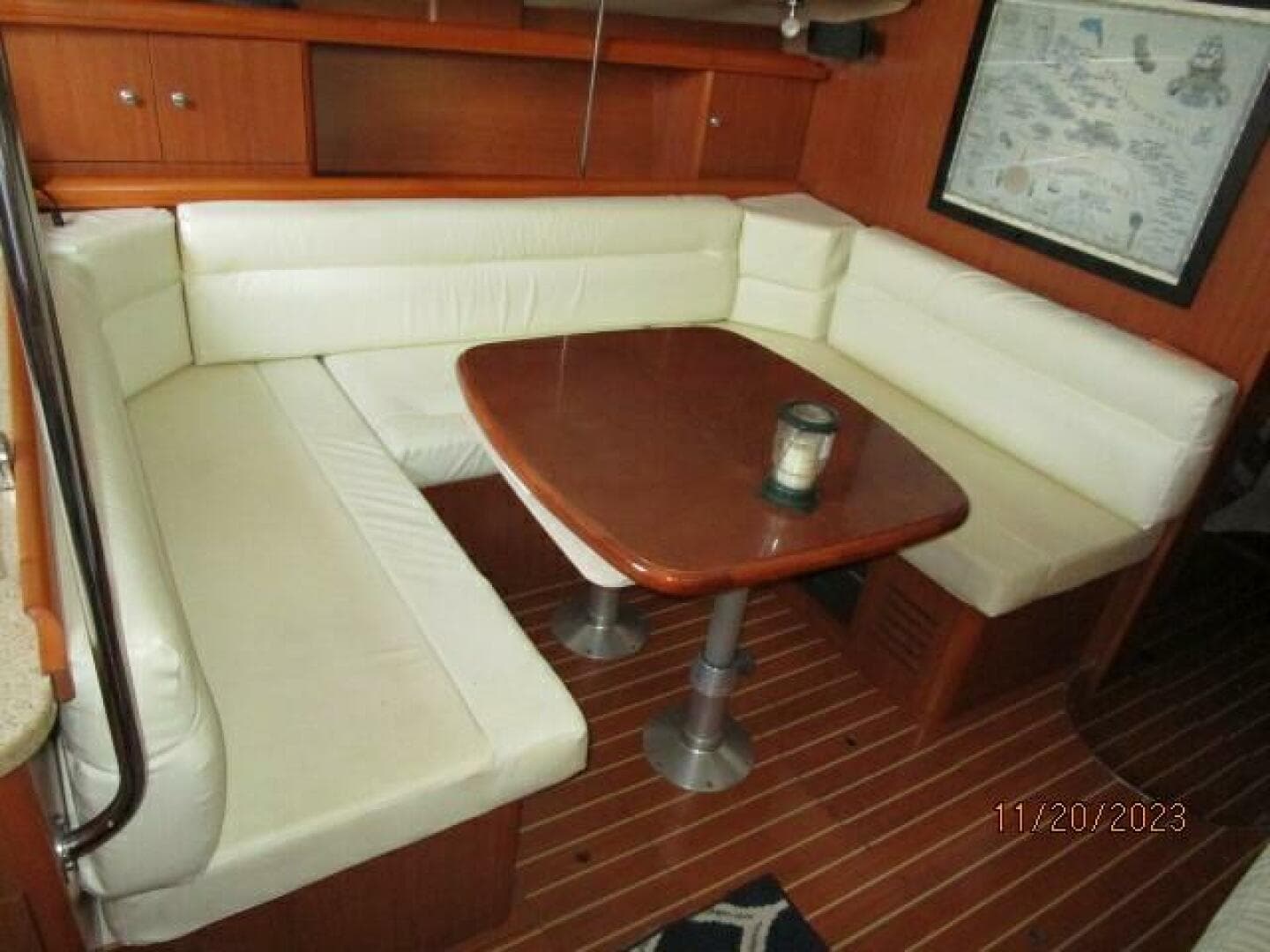 41' Hunter salon settee1