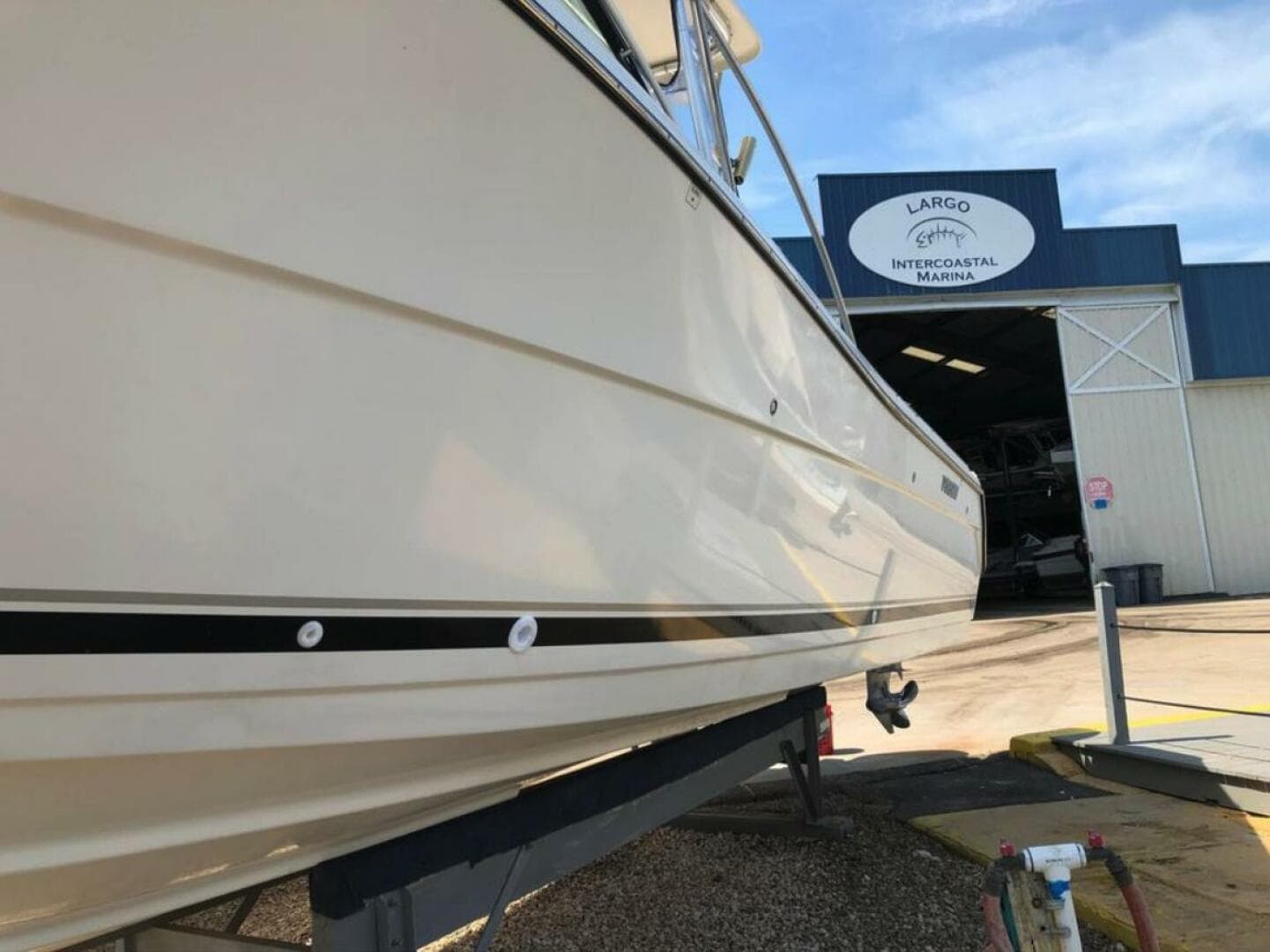 2004 Pursuit 3070 Offshore Express