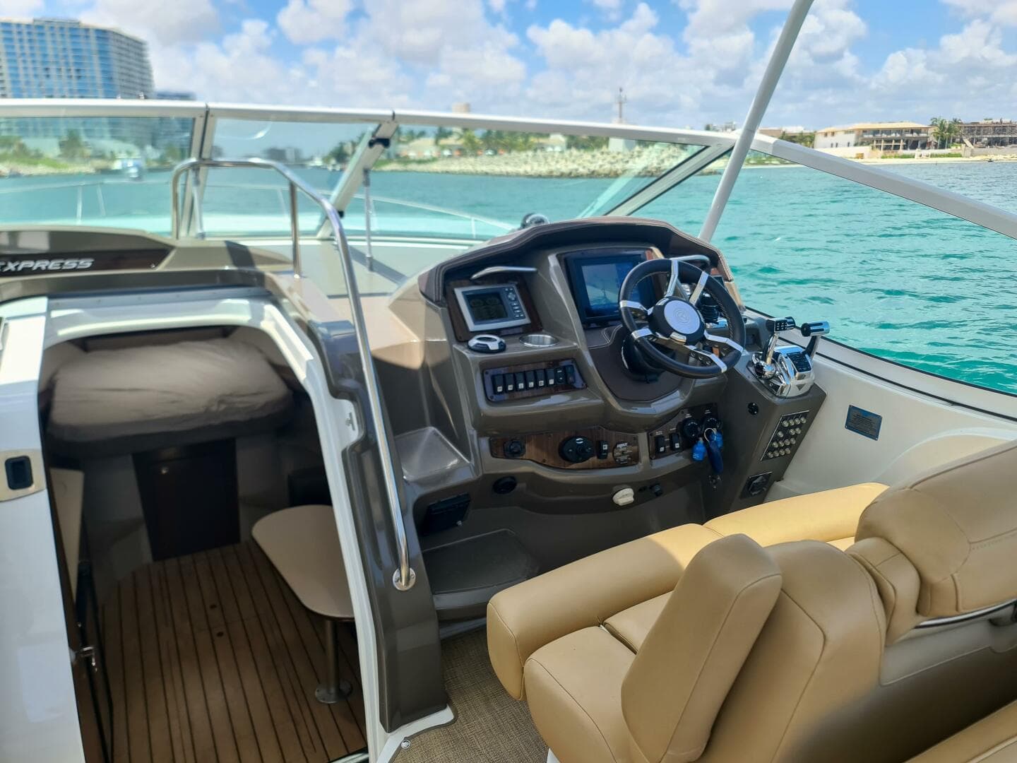 2015 Cruisers 350 Express