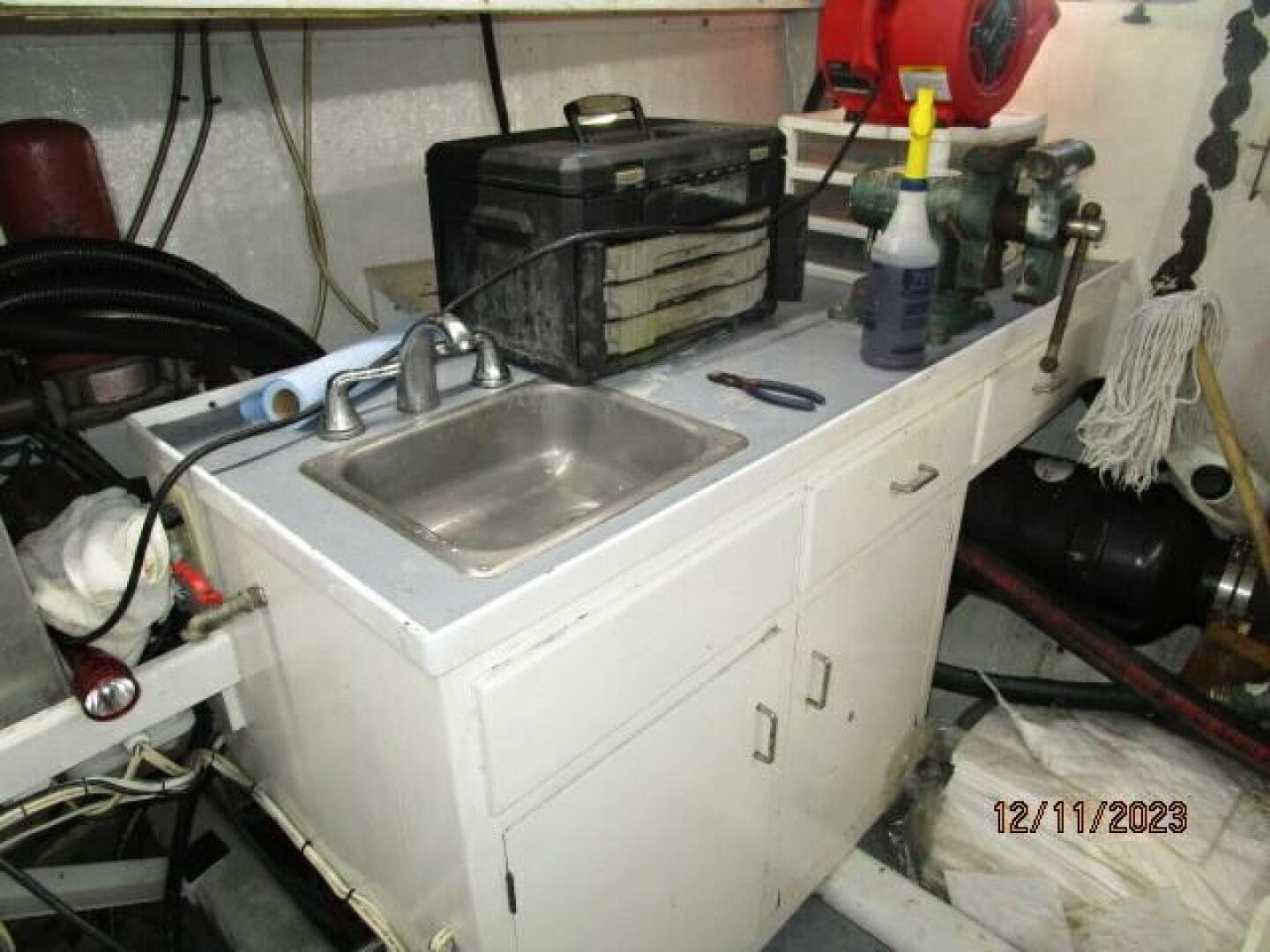 72' DeFever engine room wrok bench