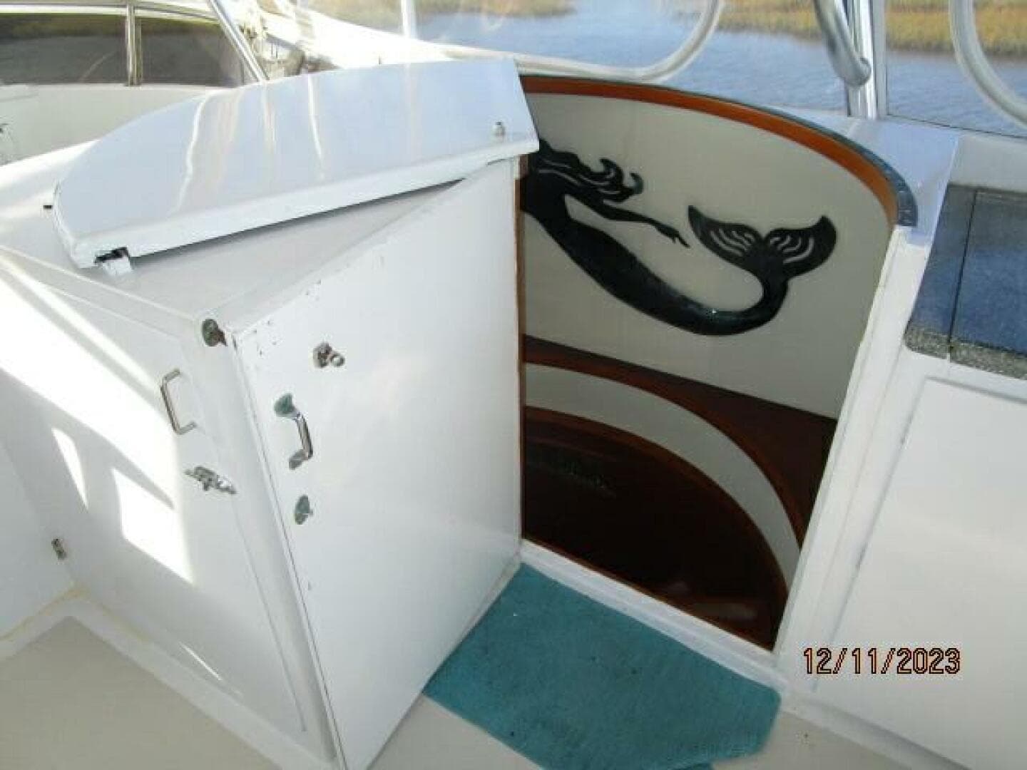 72' DeFever flybridge-pilothouse stairs