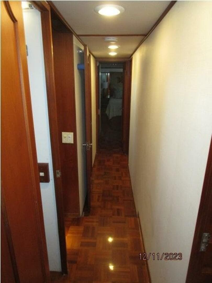 72' DeFever guest companionway