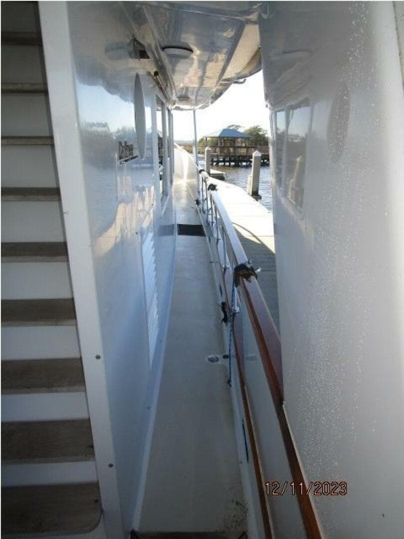 72' DeFever starboard side deck1