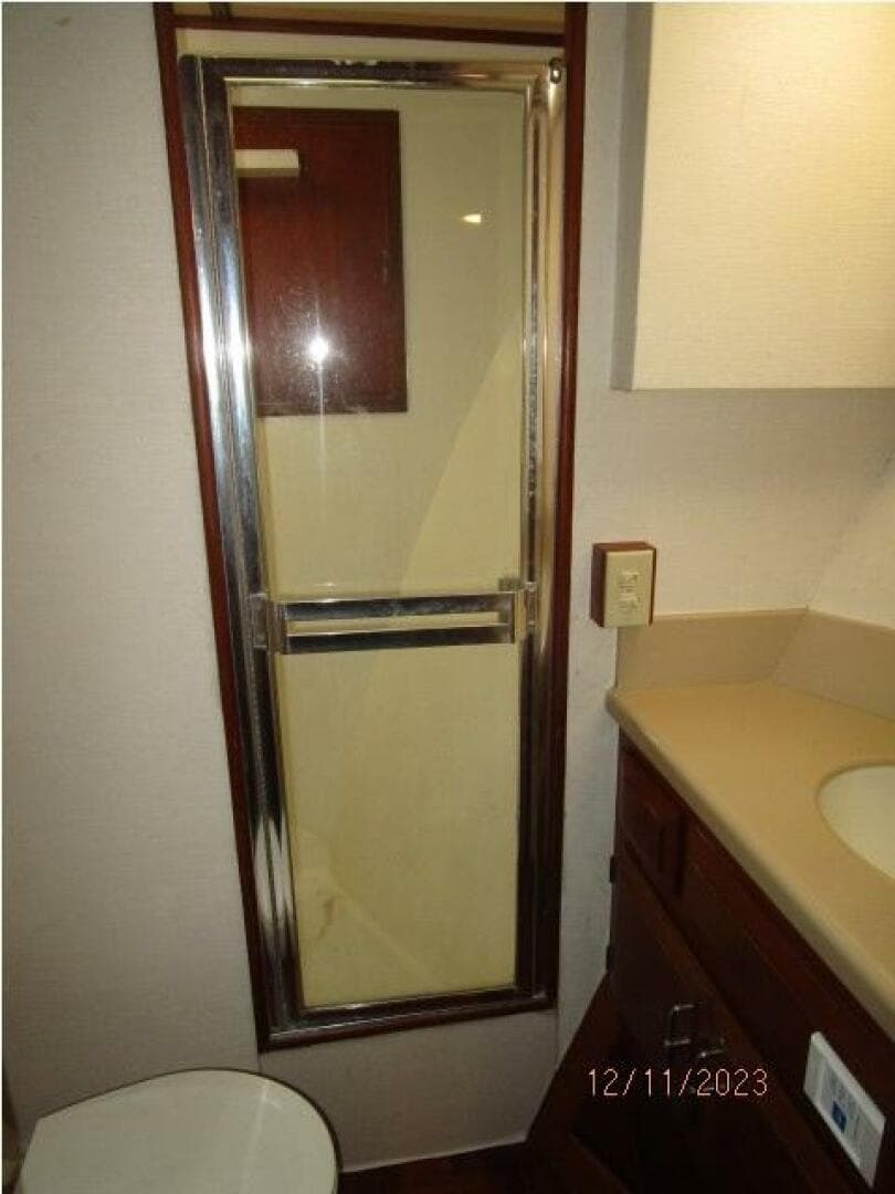 72' DeFever forward guest stateroom head