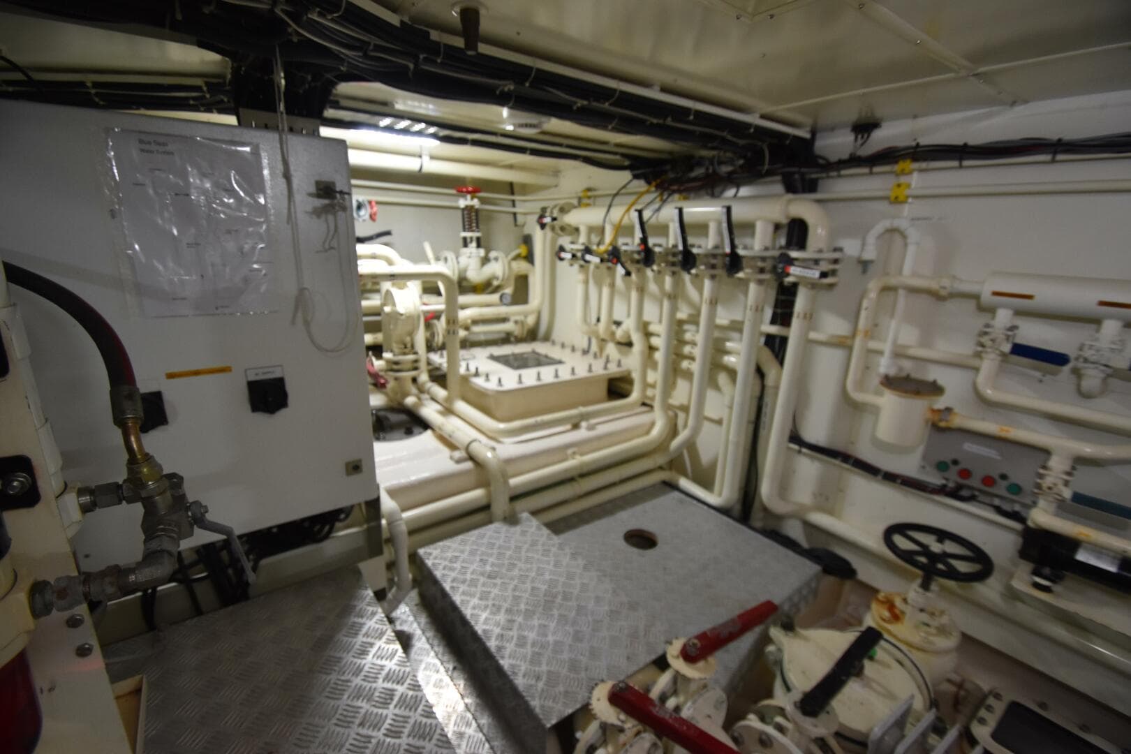 2006 Farmont 70 Expedition Yacht