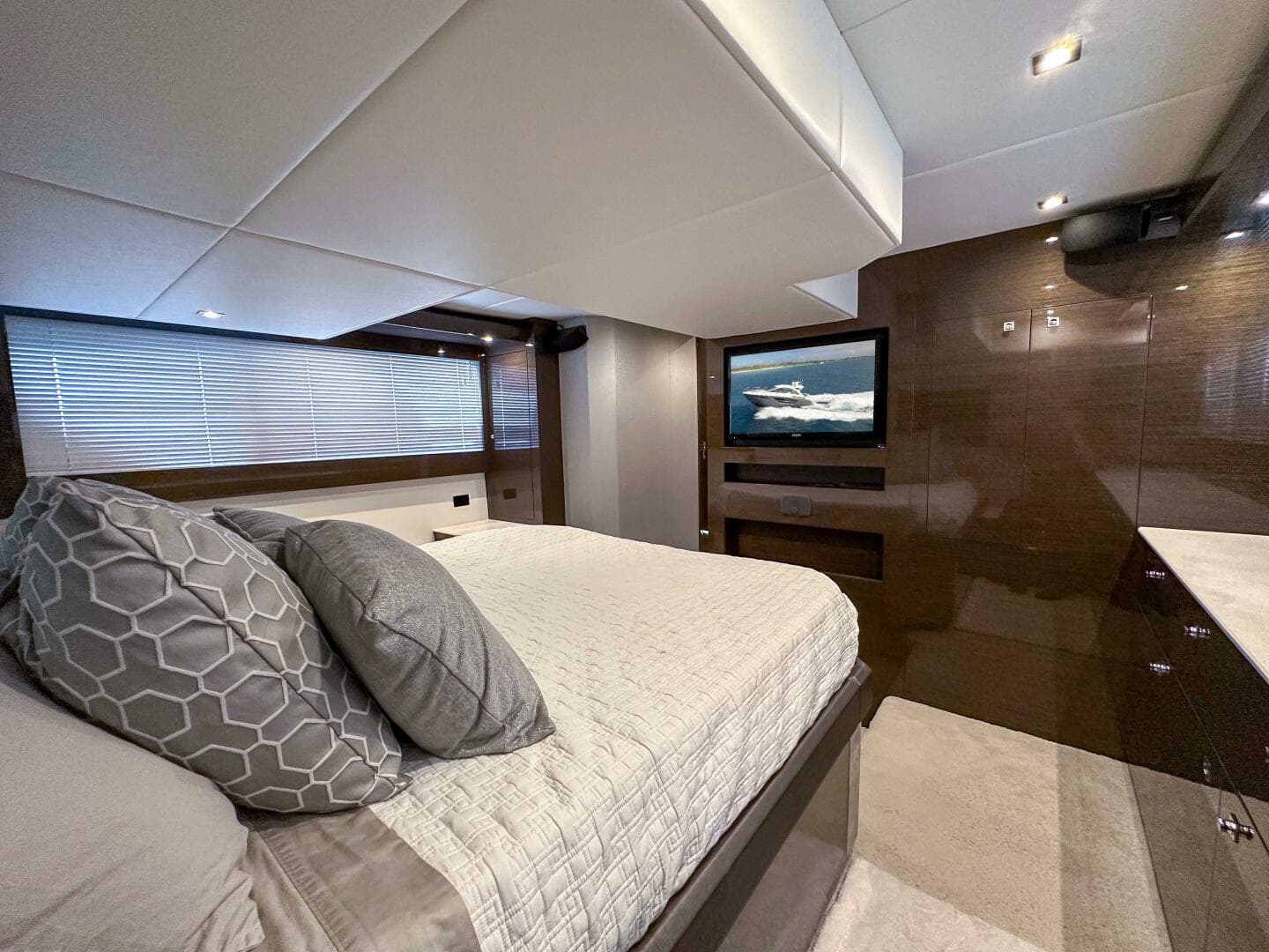 2019 Cruisers Yachts 50 Cantius