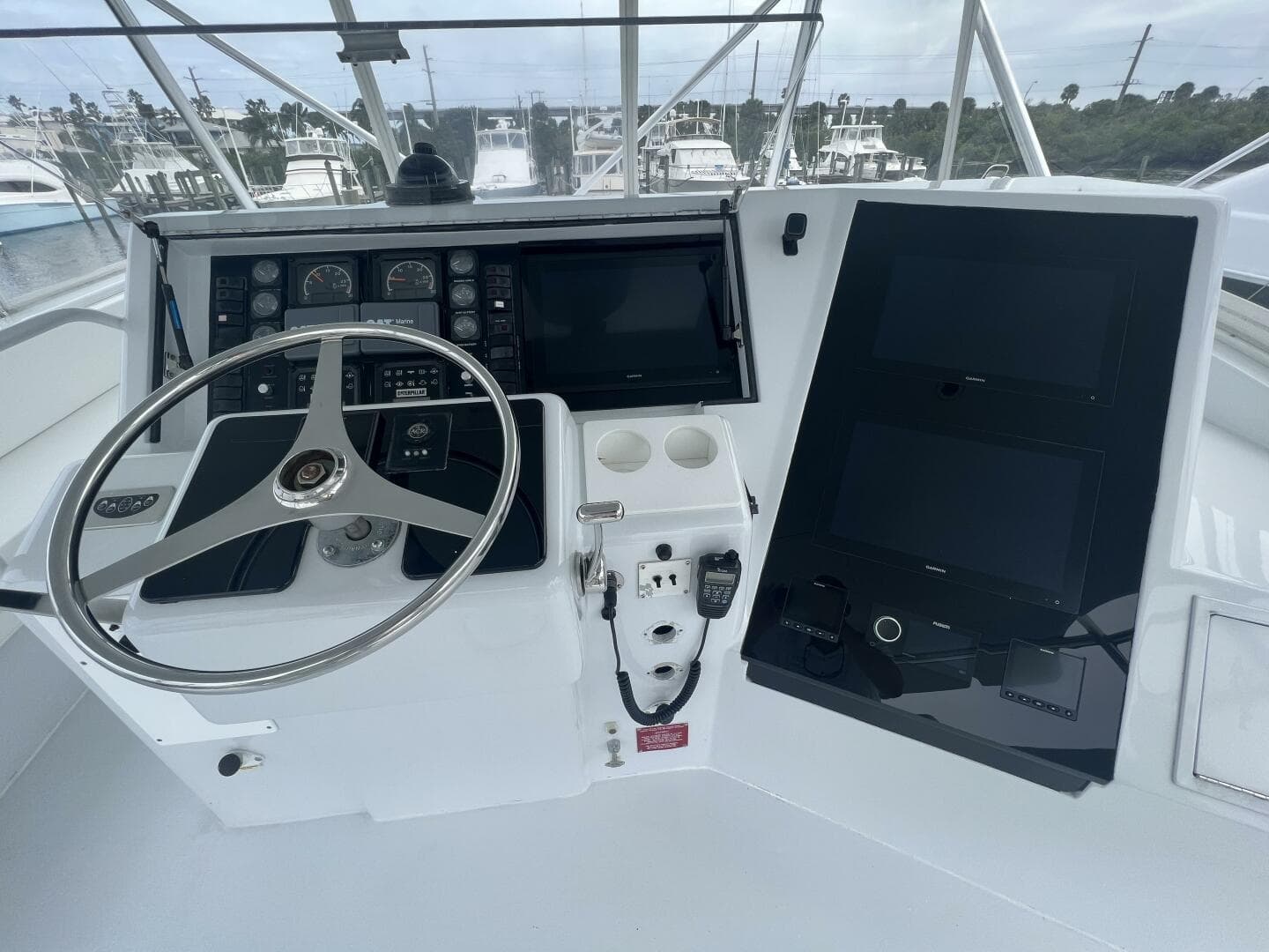 Hatteras SF Down Time - Helm