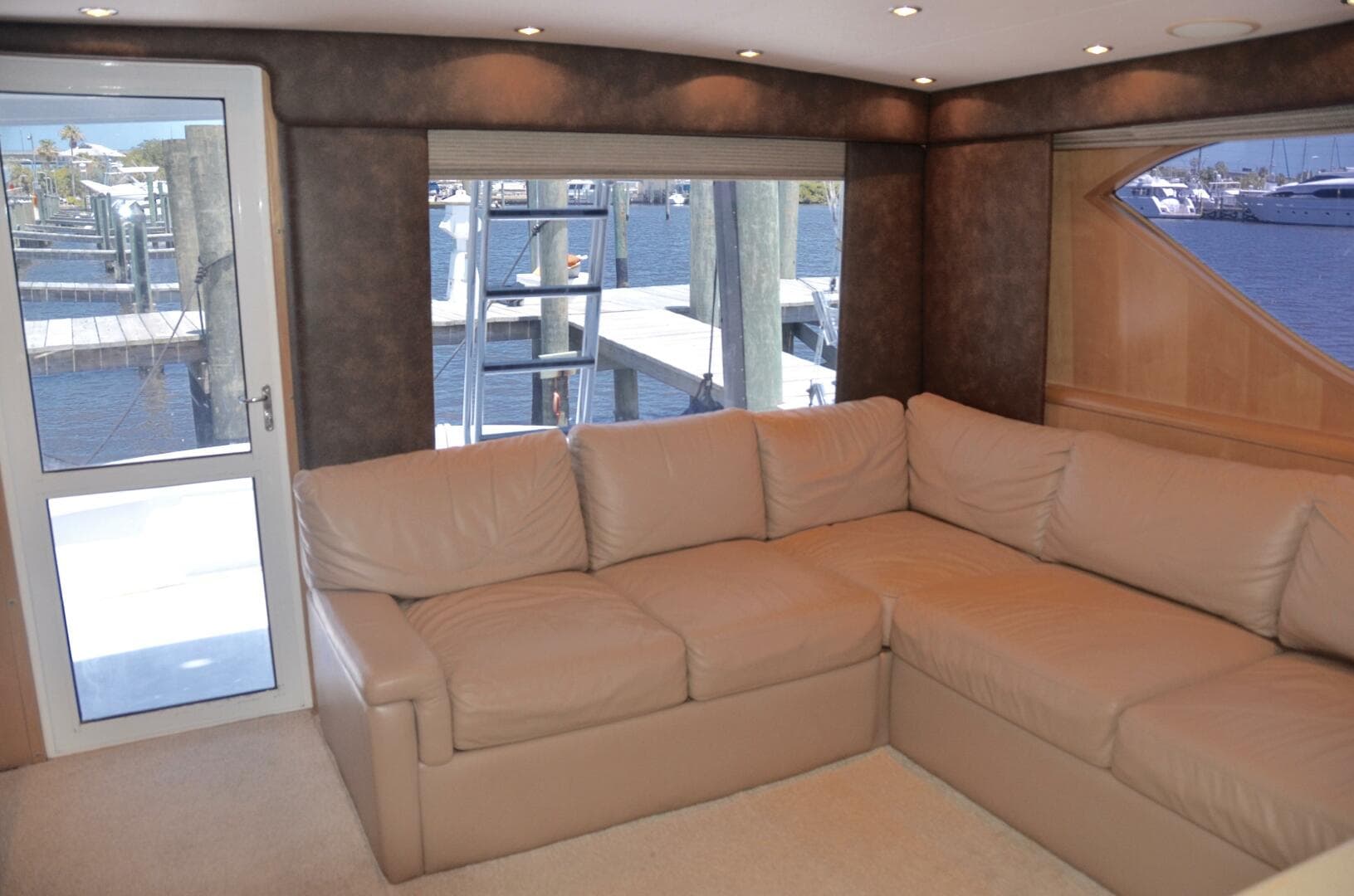 Hatteras SF Down Time - Salon