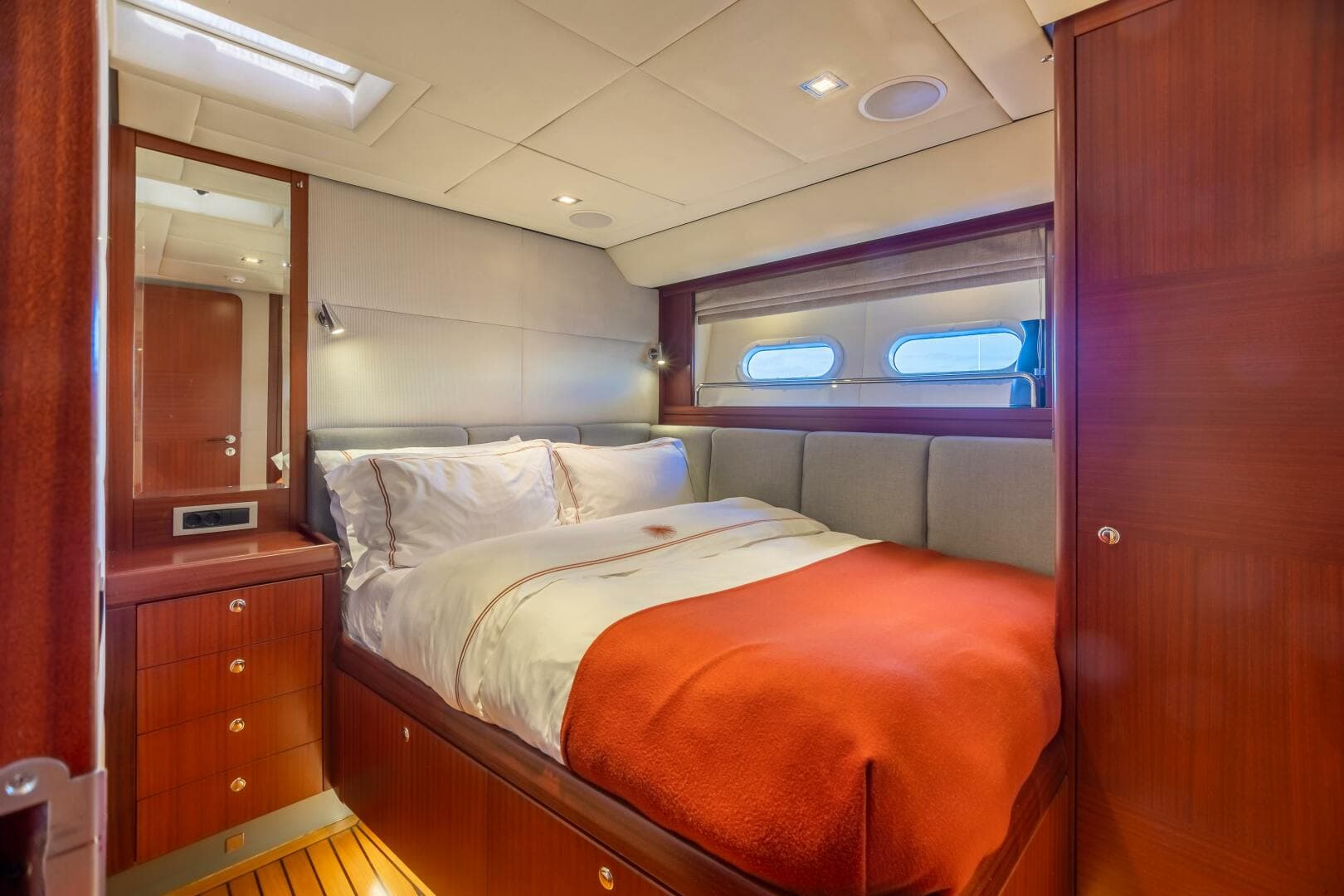 2011 Alia Yachts Warwick 82 LK