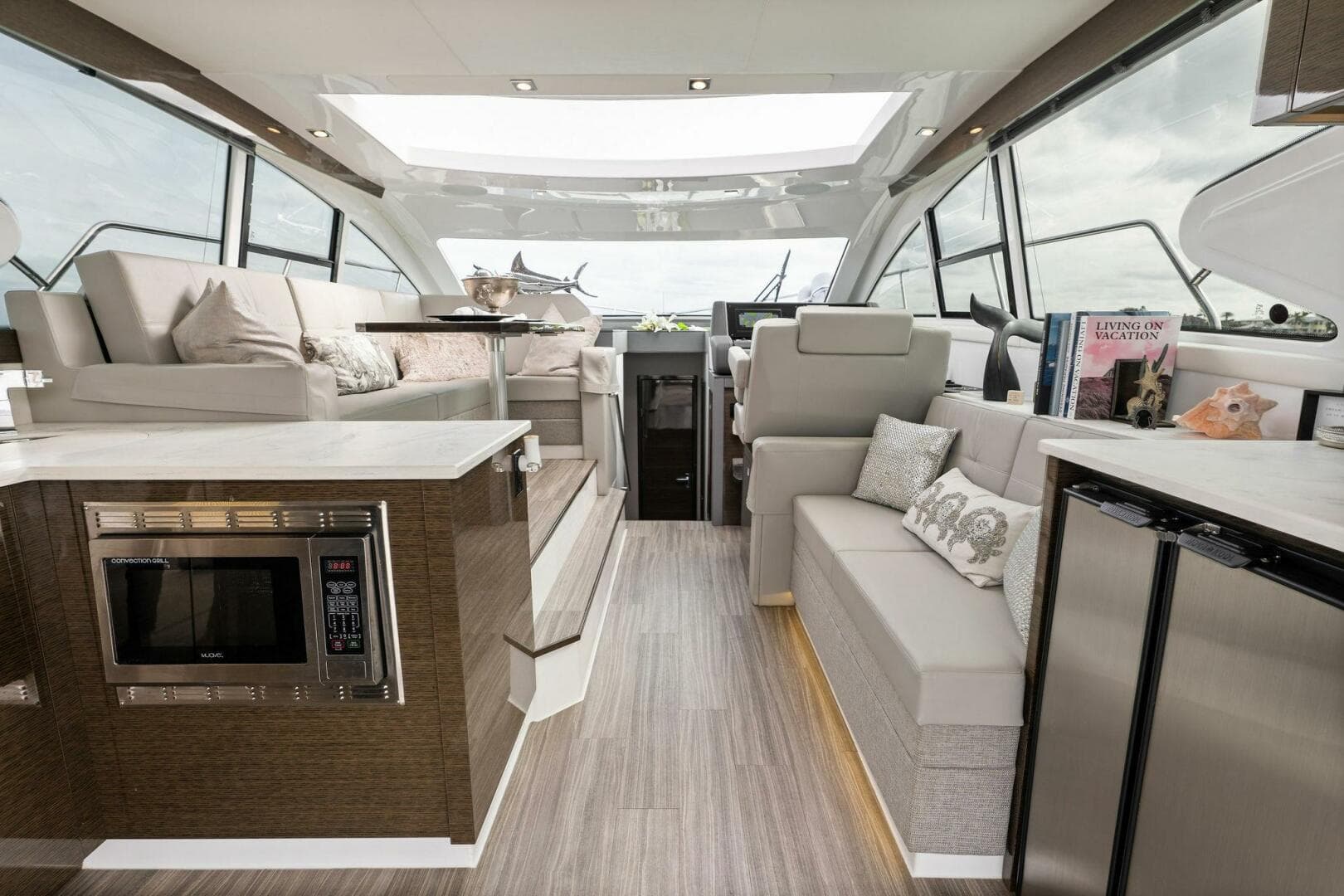 2020 46 Cruisers Cantius - Sweet Caroline - Salon Overview