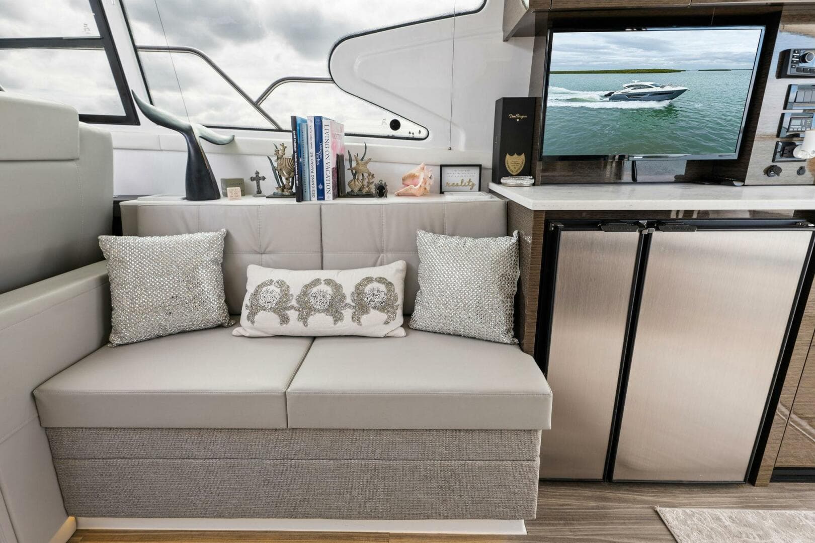 2020 46 Cruisers Cantius - Sweet Caroline - Aft Seating