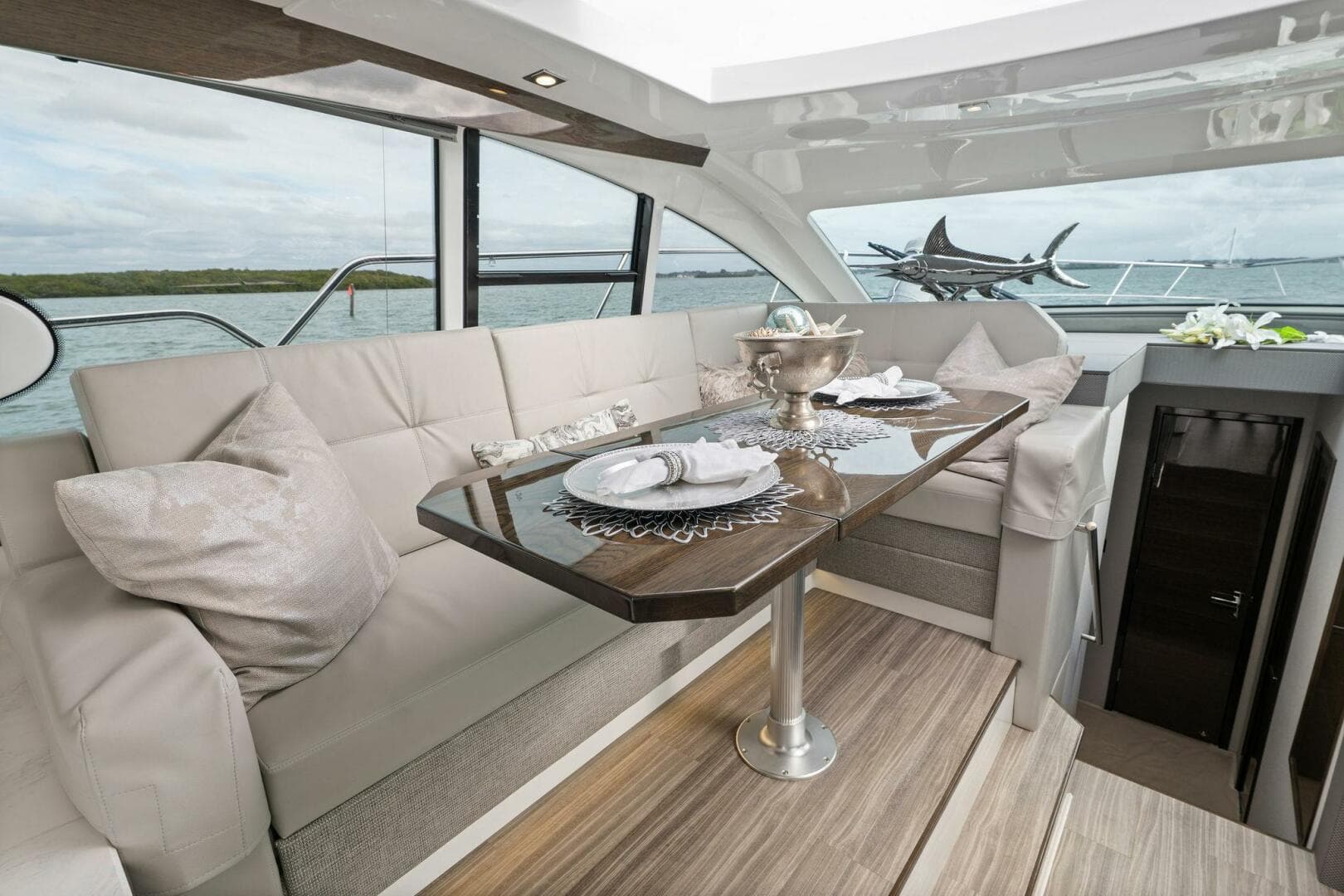2020 46 Cruisers Cantius - Sweet Caroline - Salon Dinette