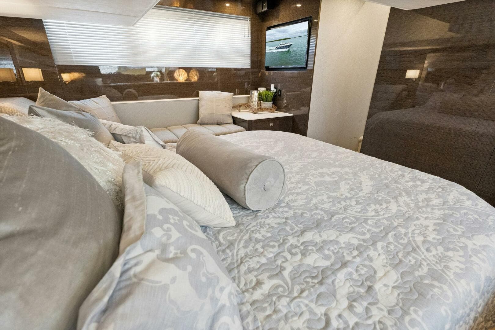 2020 46 Cruisers Cantius - Sweet Caroline - Master Stateroom