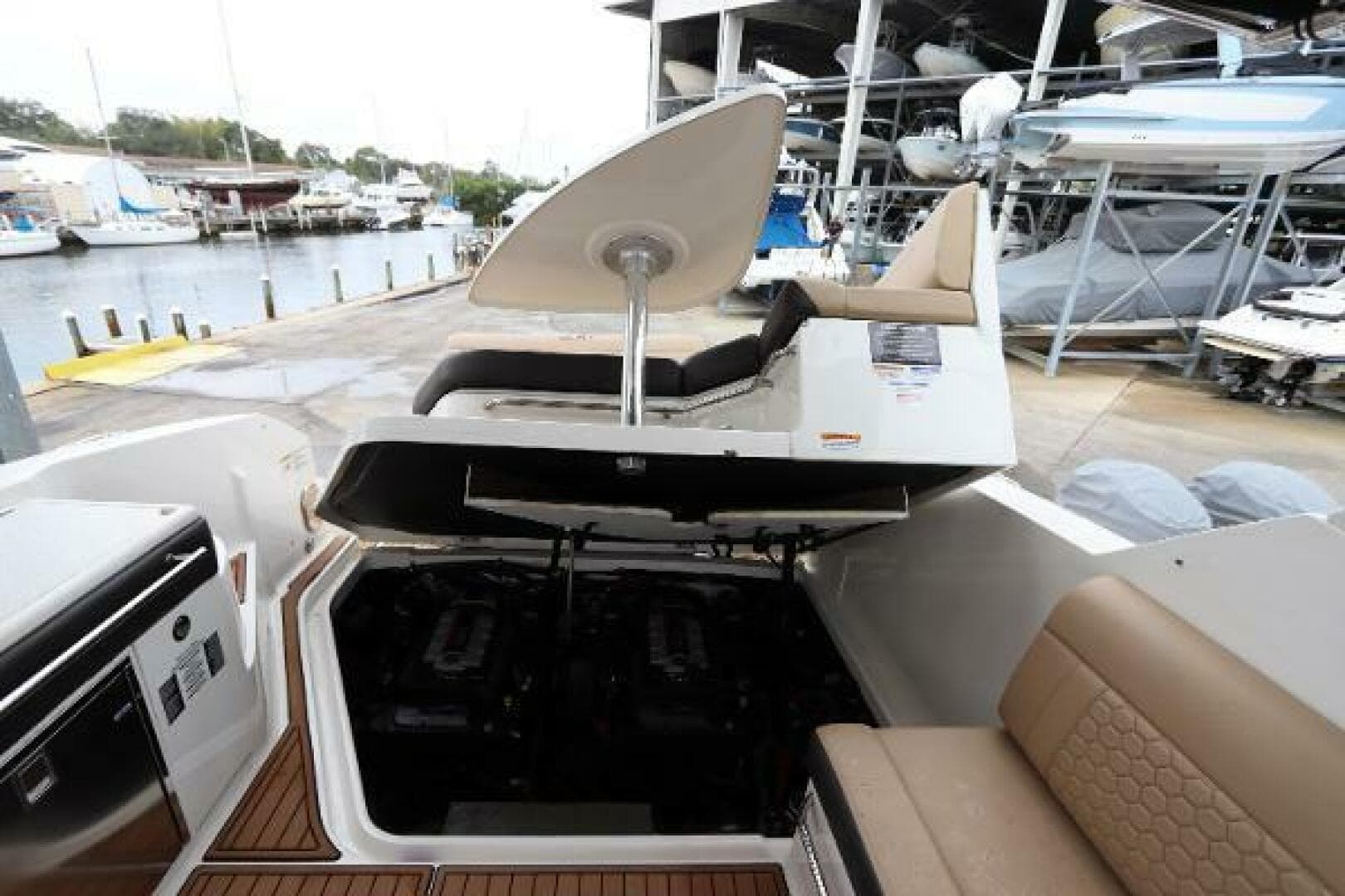 2019 Sea Ray 320 Sundancer