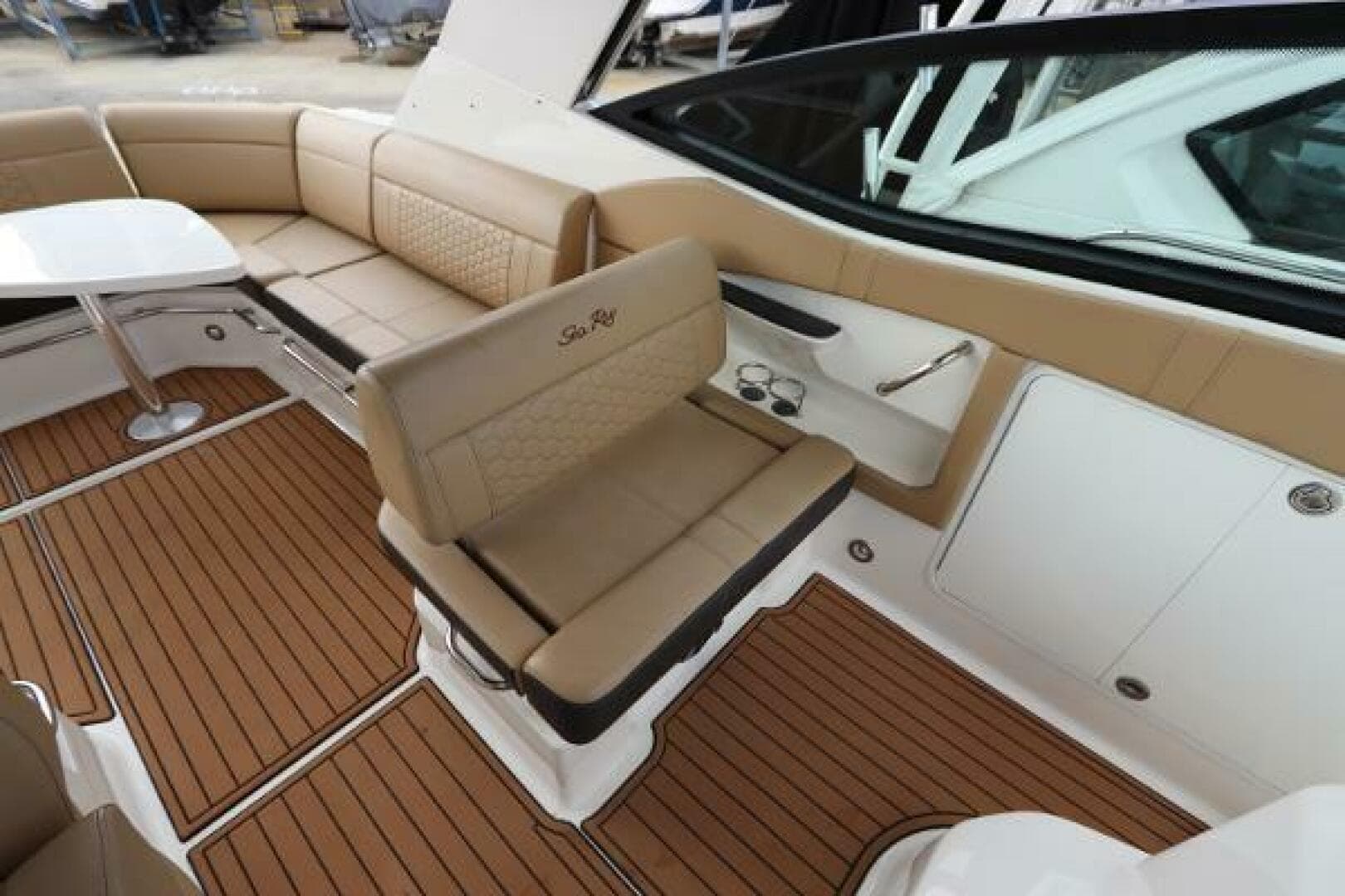 2019 Sea Ray 320 Sundancer