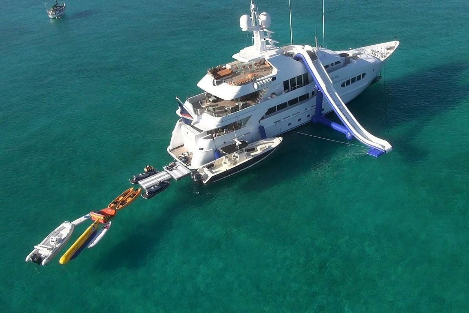 124' Hakvoort 2007 PERLE BLEUE Aerial
