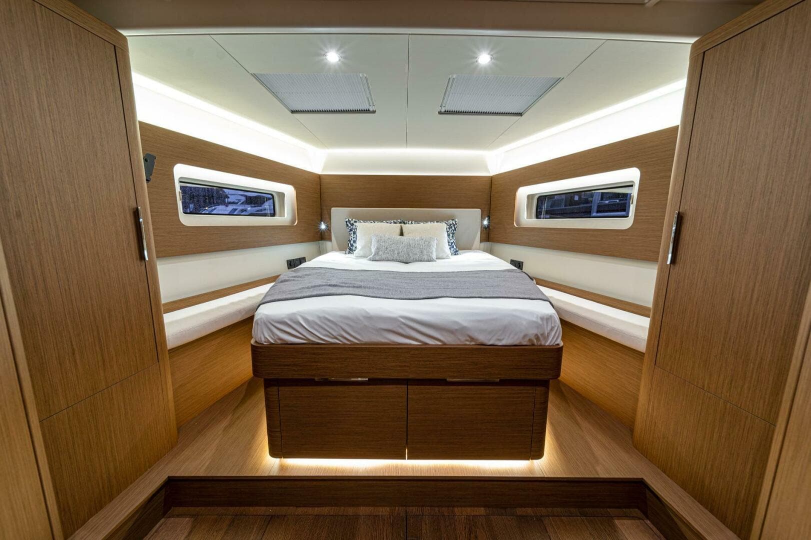 2025 BENETEAU Oceanis Yacht 54