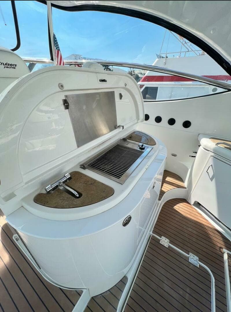 2011 Cruisers Yachts 560 Express