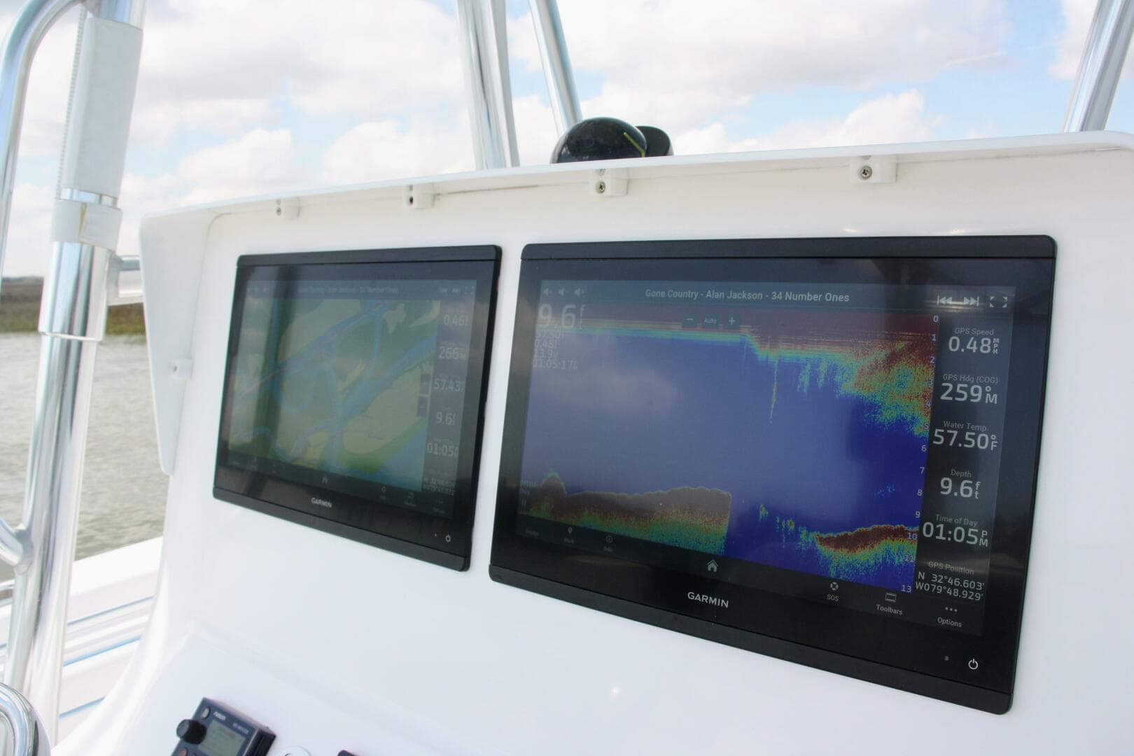 32 Contender 32ST- Helm