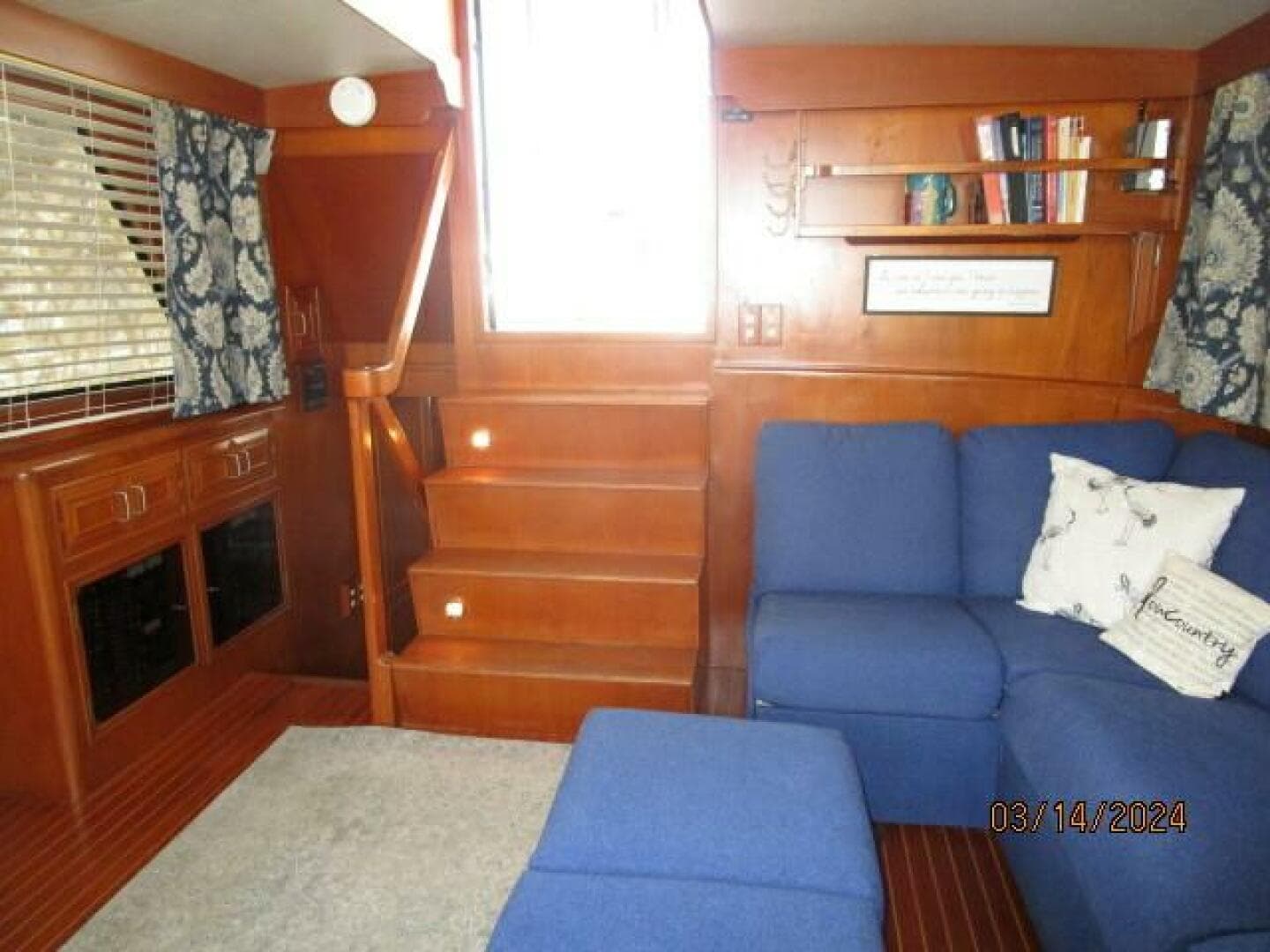 48' Camargue salon aft