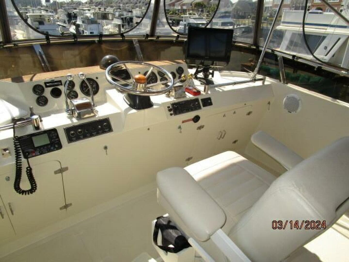 48' Camargue flybridge helm1