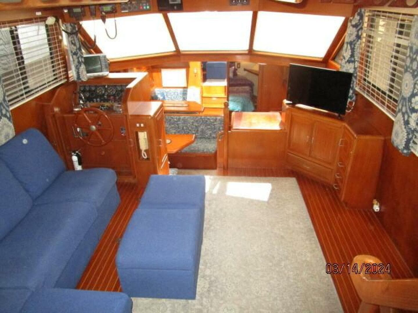 48' Camargue salon forward
