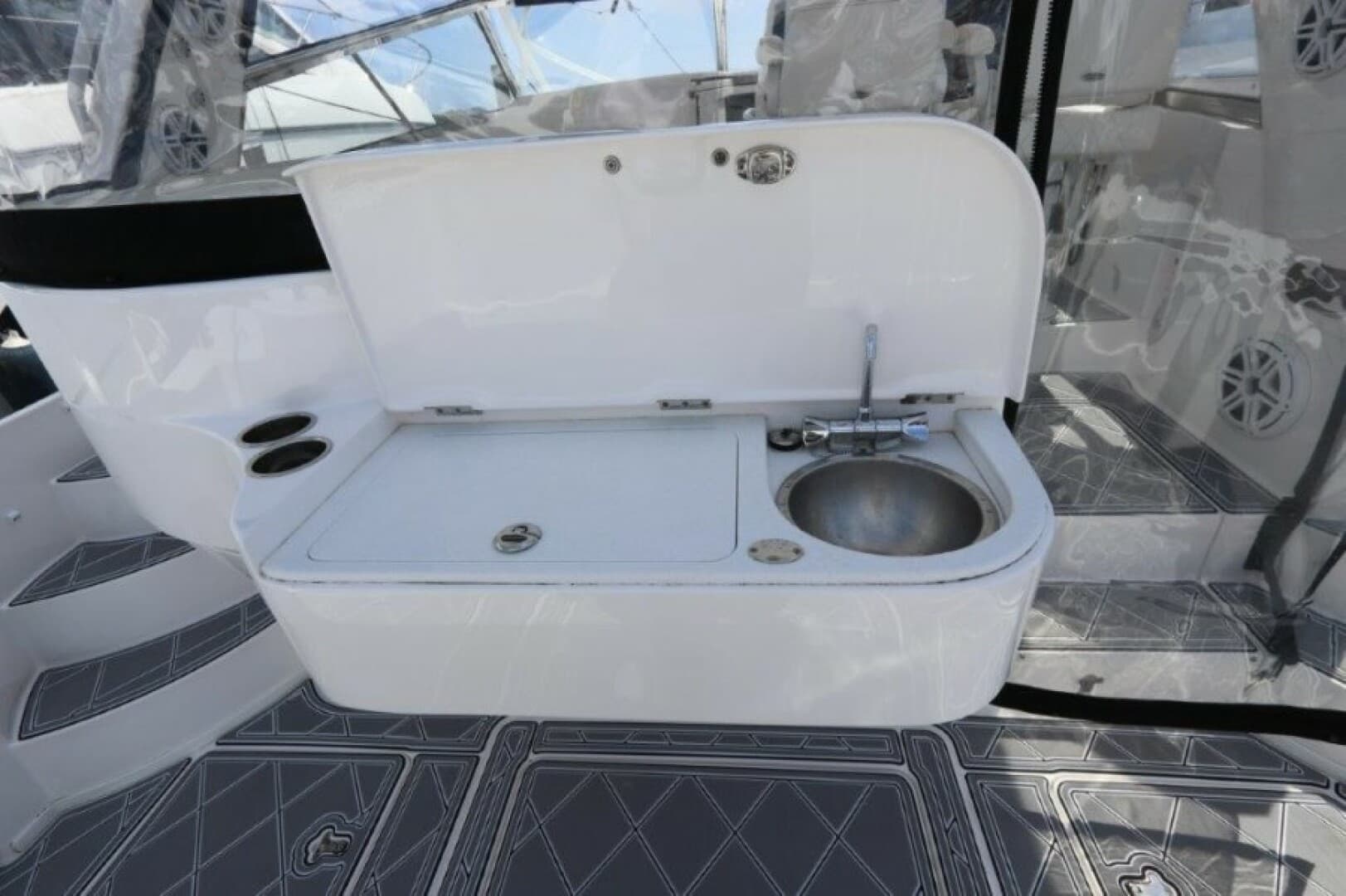 2019 Intrepid 475 Sport Yacht