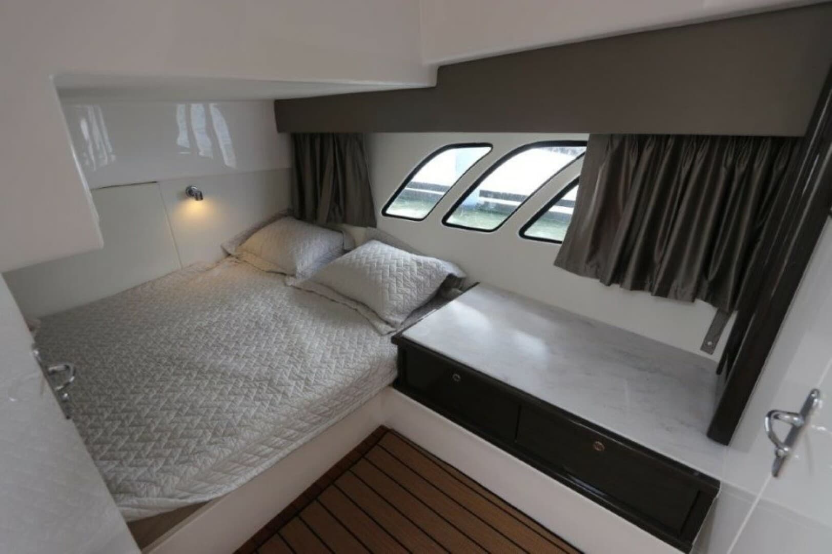 2019 Intrepid 475 Sport Yacht