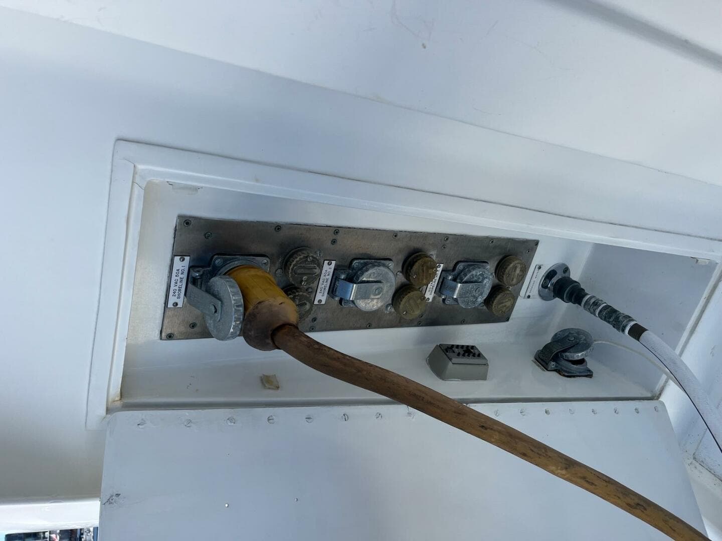 1986 Hatteras 70' Cockpit Motor Yacht