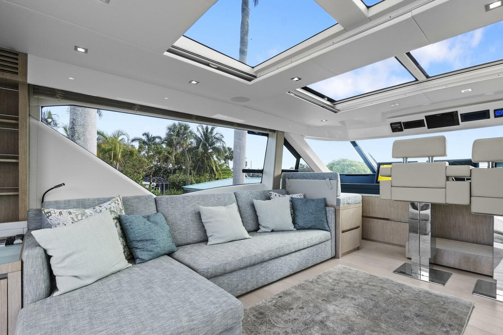 2021 Monte Carlo Yachts MCY 76 Skylounge