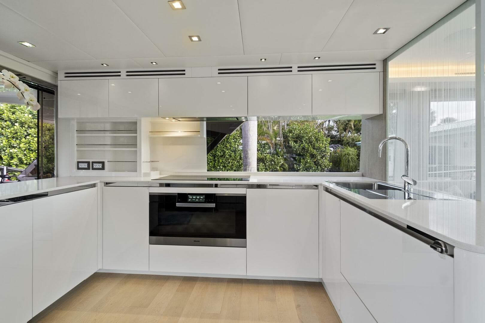 2021 Monte Carlo Yachts MCY 76 Skylounge