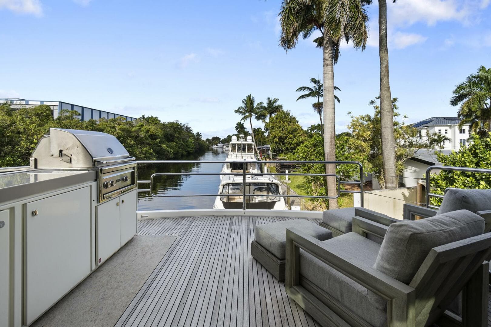 2021 Monte Carlo Yachts MCY 76 Skylounge