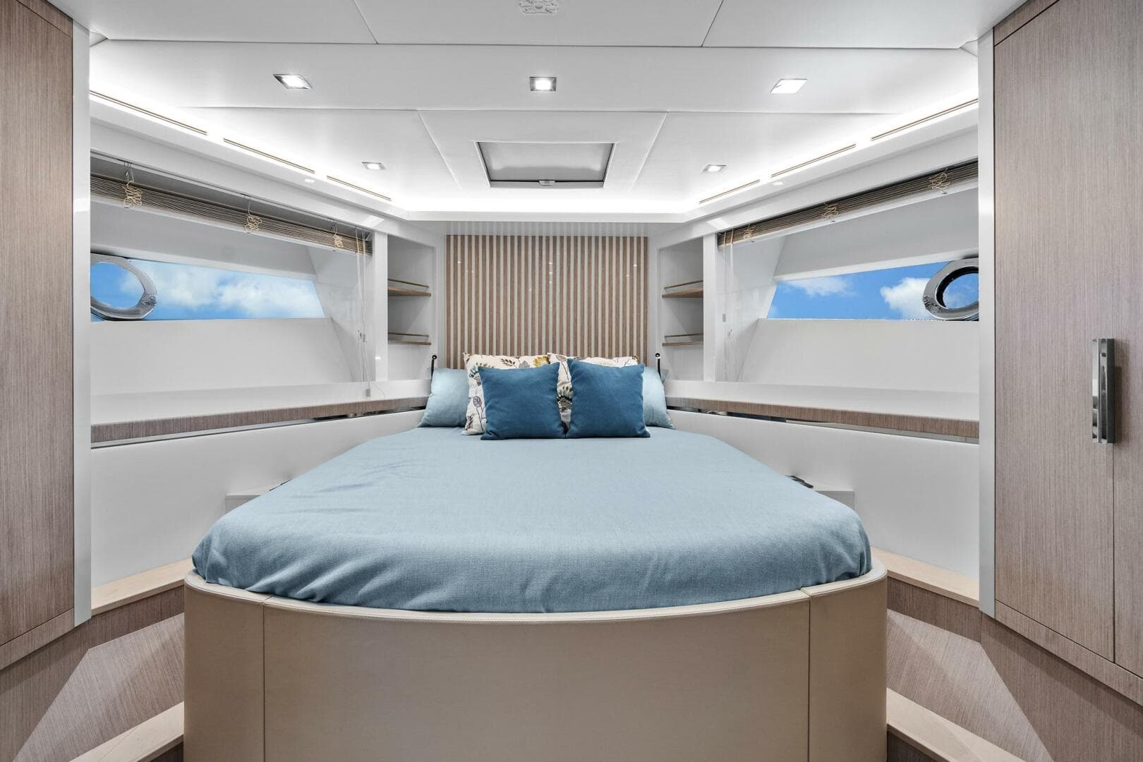 2021 Monte Carlo Yachts MCY 76 Skylounge