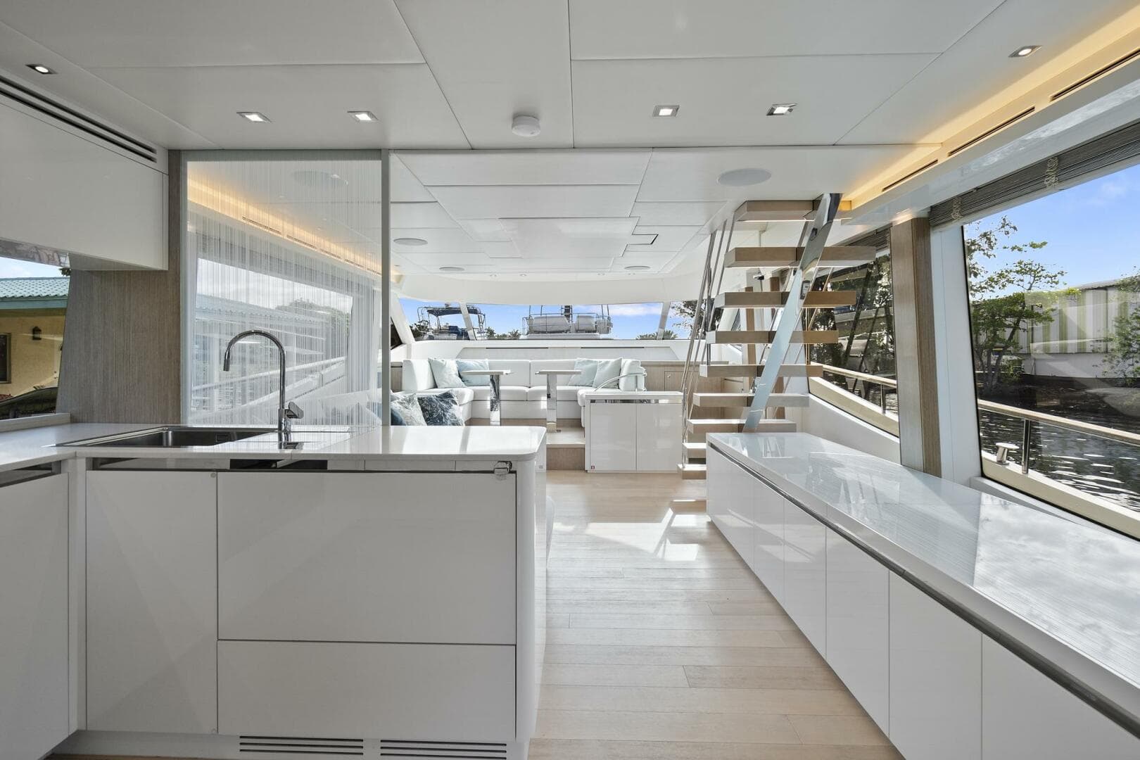 2021 Monte Carlo Yachts MCY 76 Skylounge