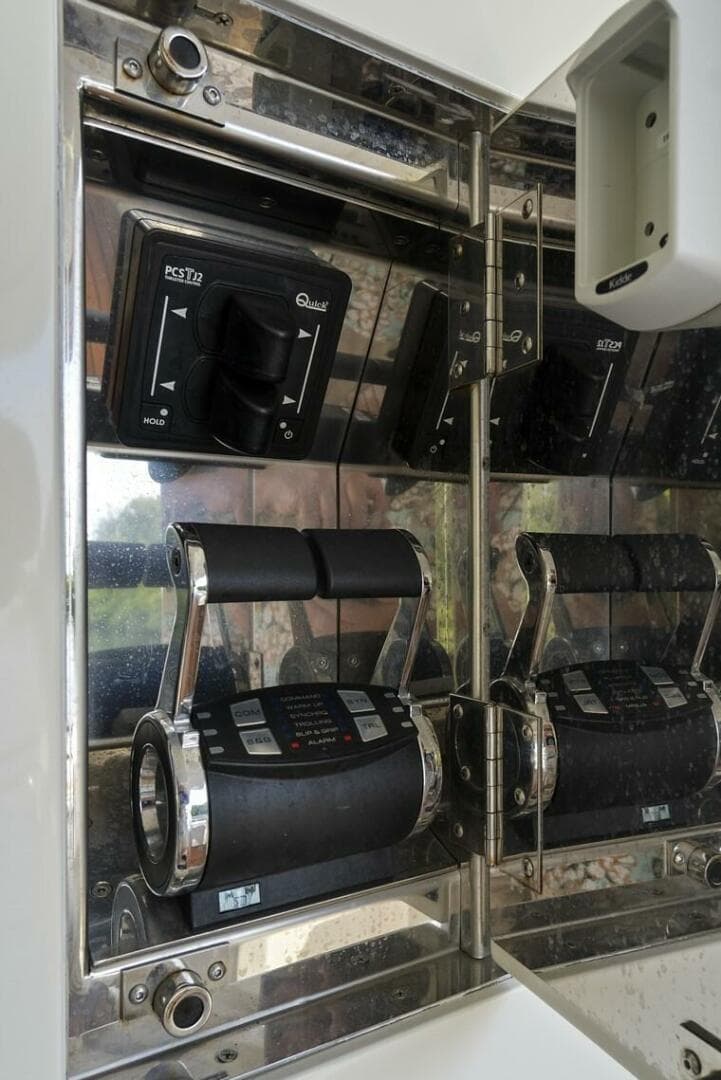 2021 Monte Carlo Yachts MCY 76 Skylounge