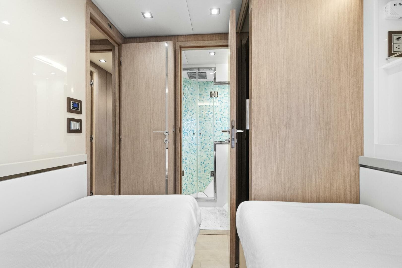 2021 Monte Carlo Yachts MCY 76 Skylounge