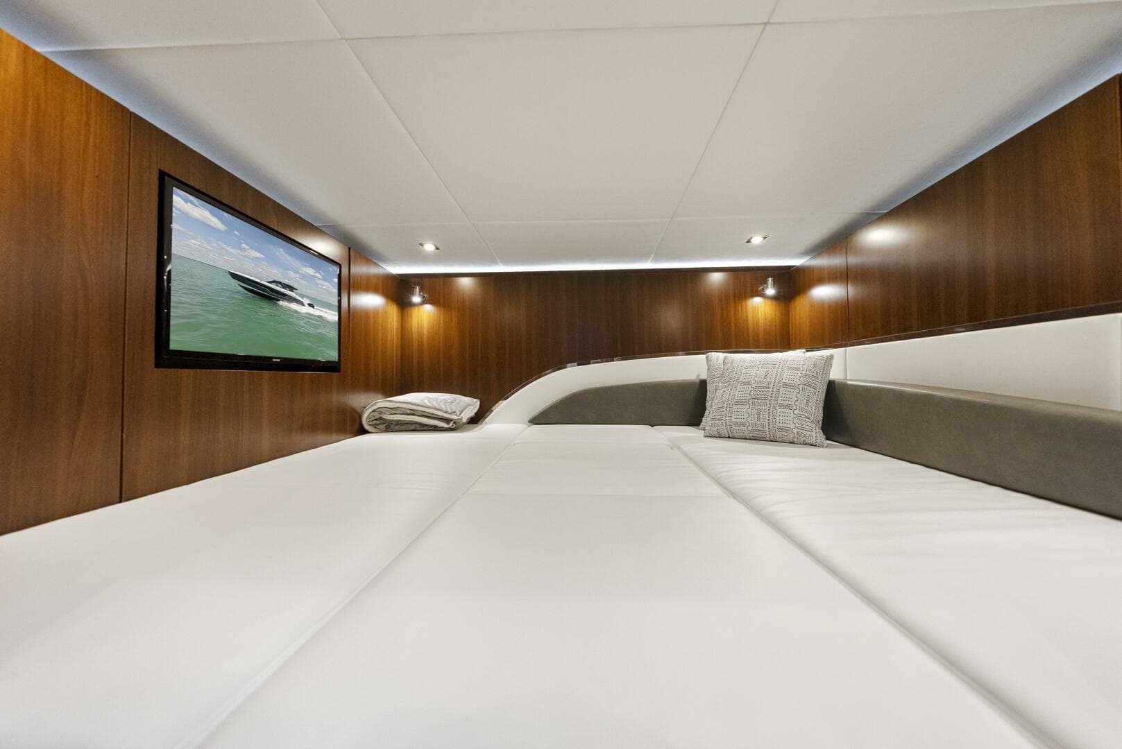 2023 Cruisers Yachts 