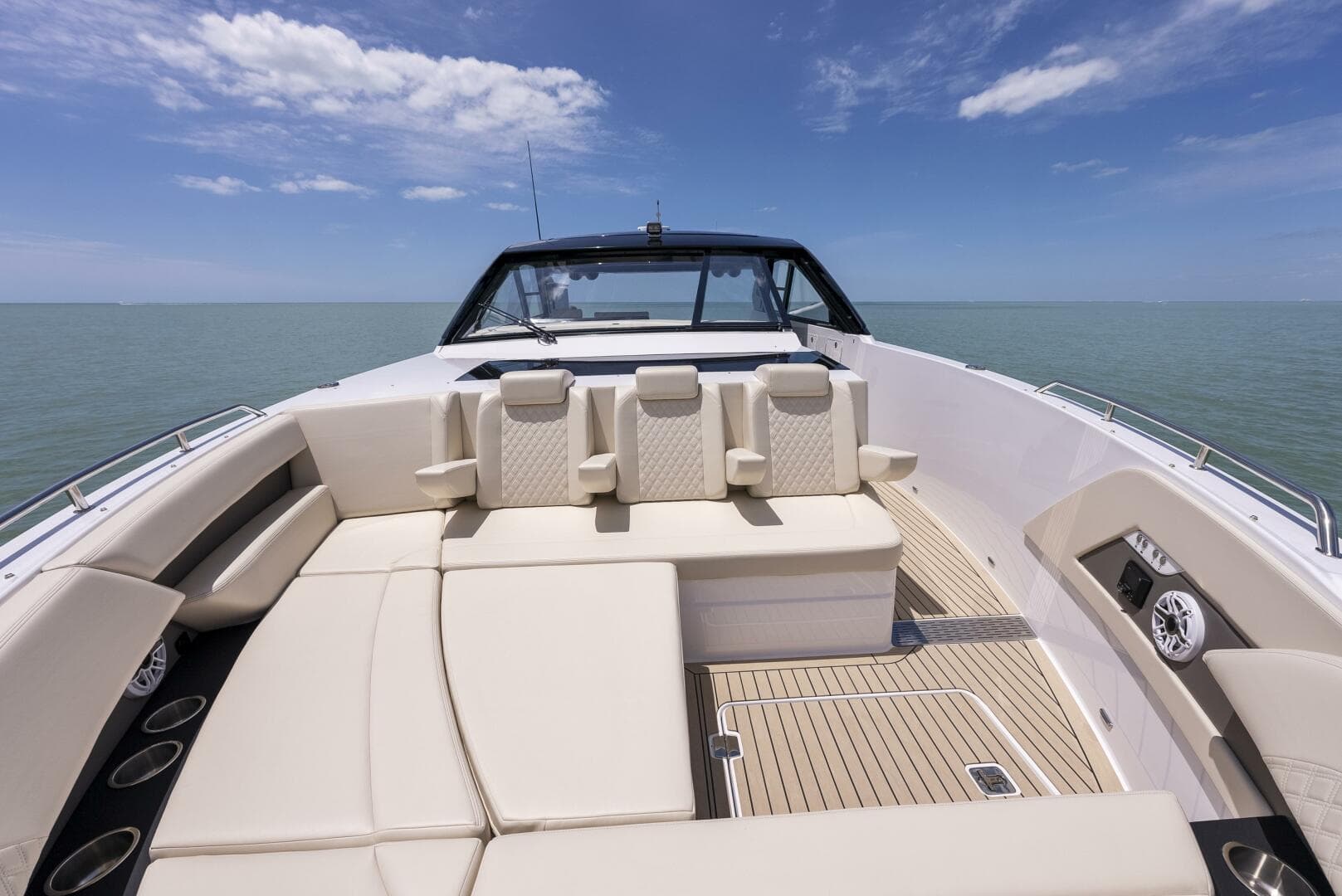 2023 Cruisers Yachts 