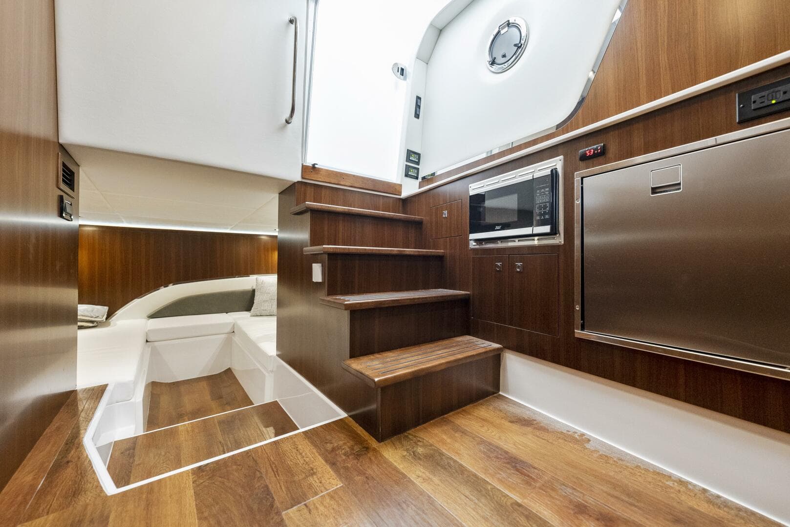 2023 Cruisers Yachts 