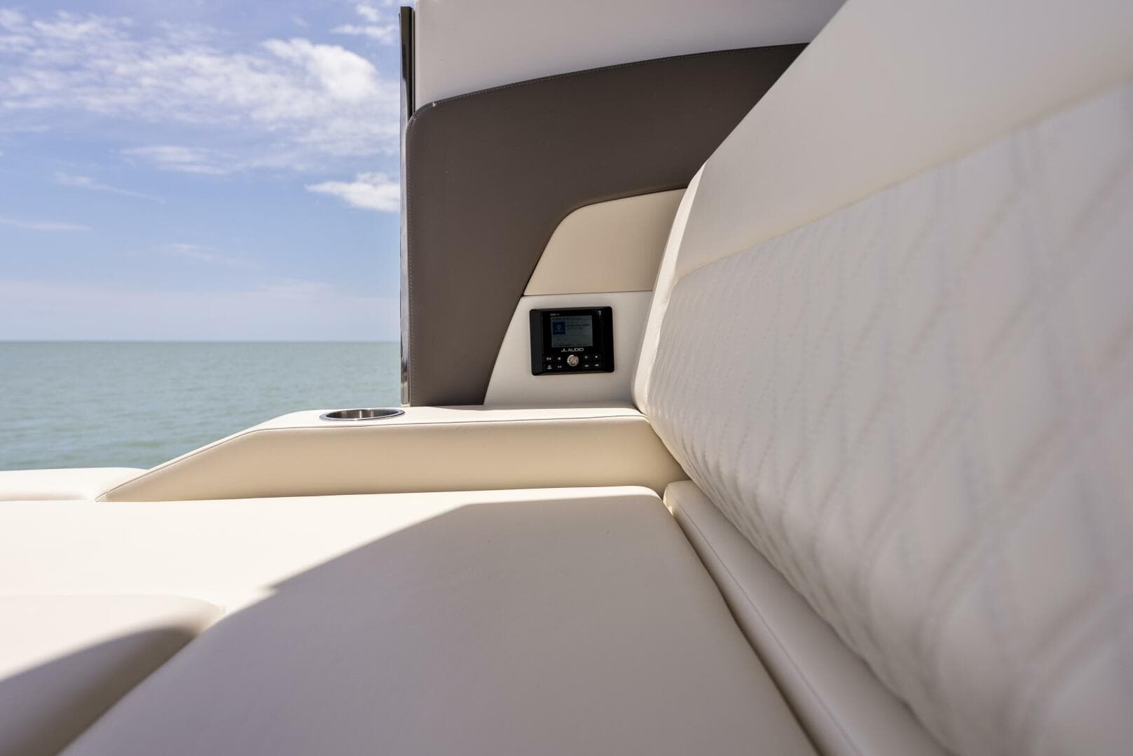 2023 Cruisers Yachts 