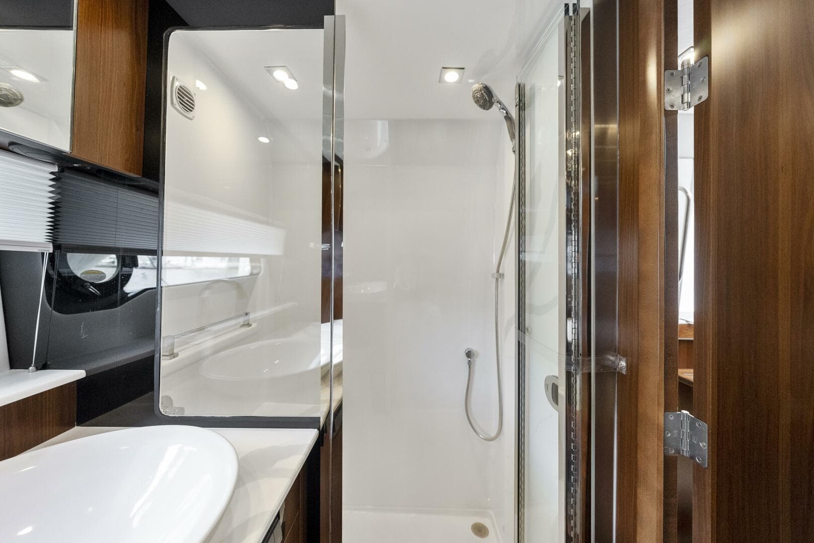 2023 Cruisers Yachts 