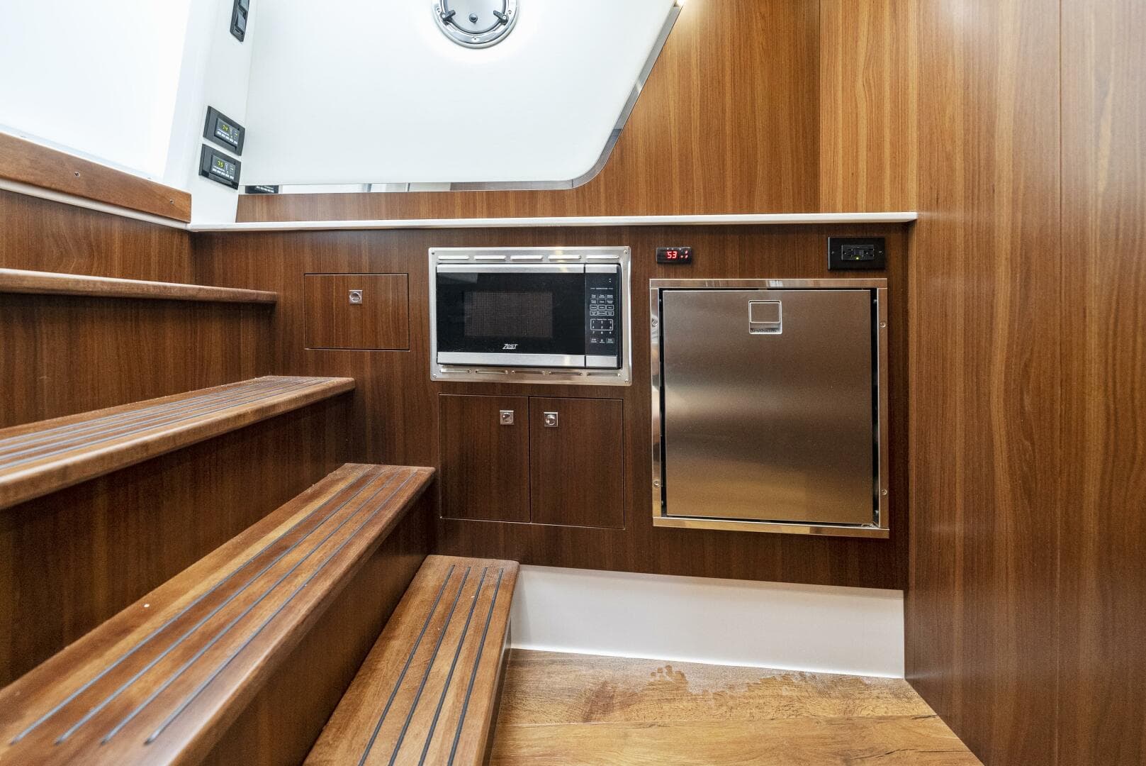 2023 Cruisers Yachts 