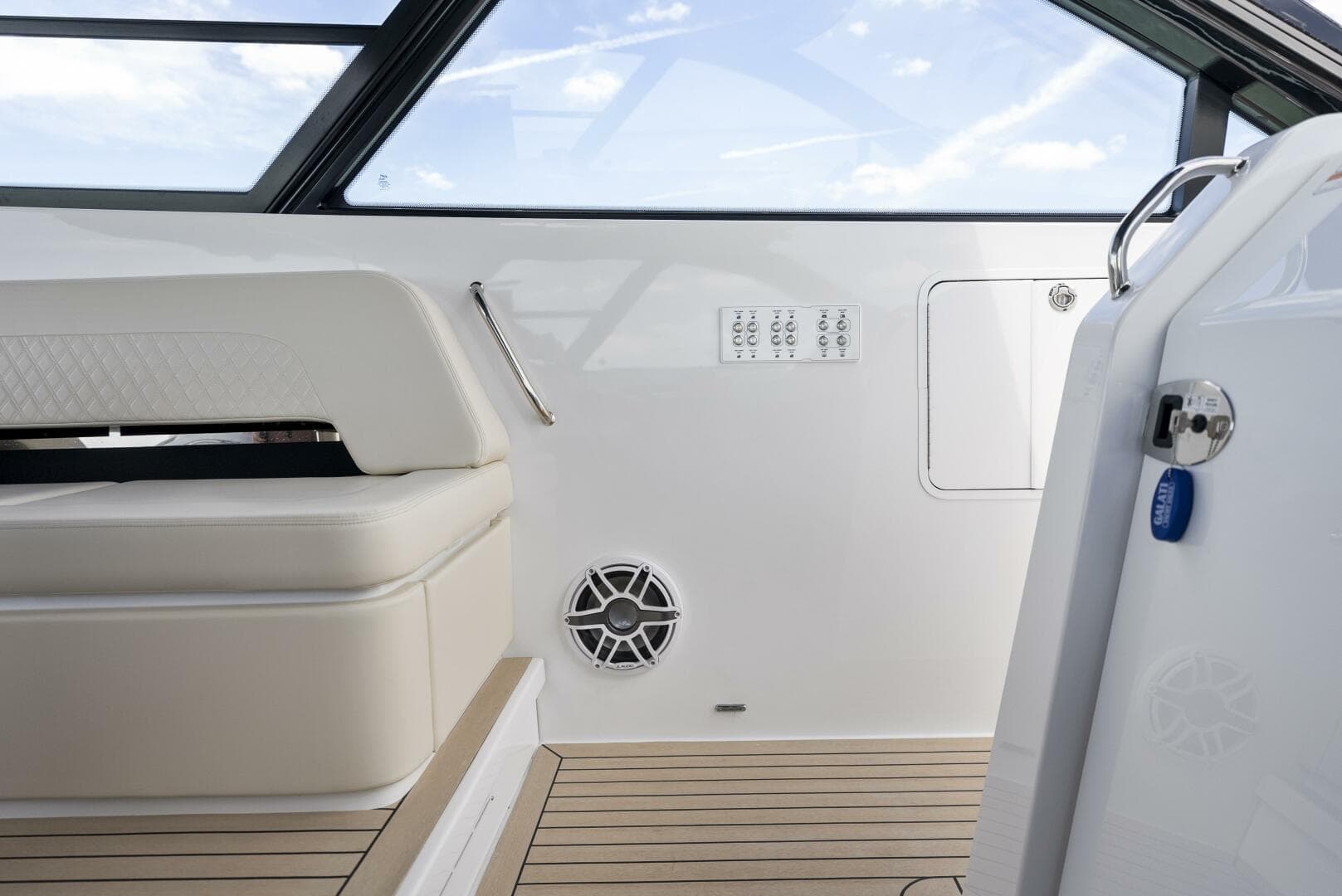 2023 Cruisers Yachts 