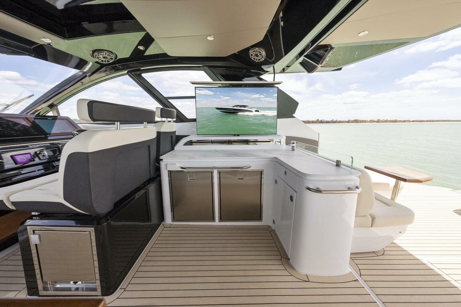 2023 Cruisers Yachts 