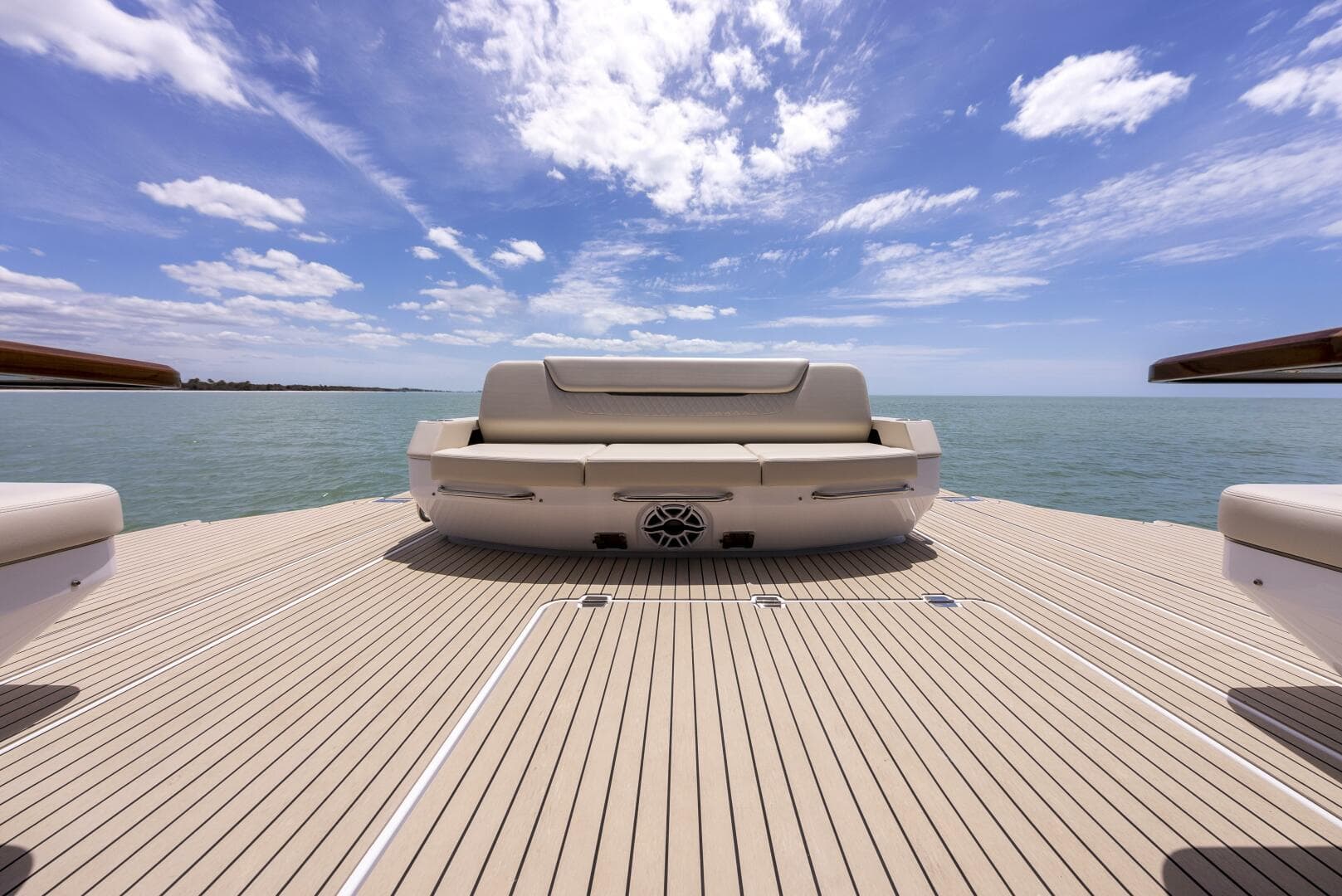 2023 Cruisers Yachts 