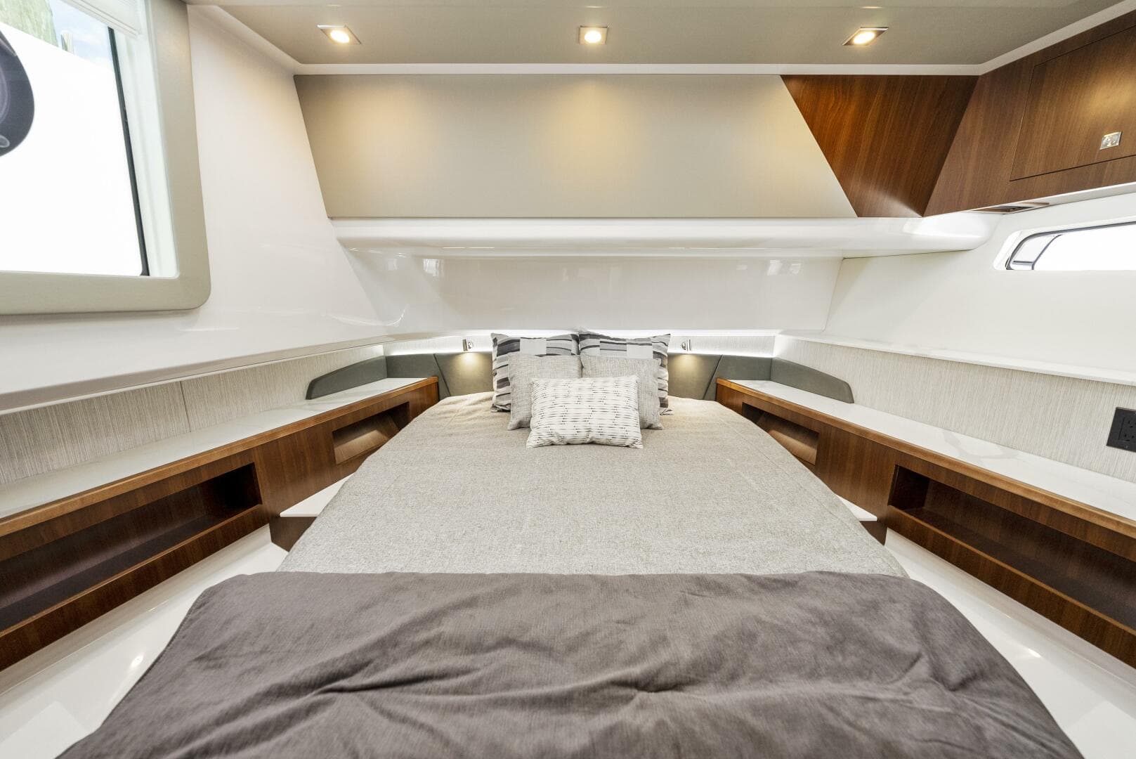 2023 Cruisers Yachts 